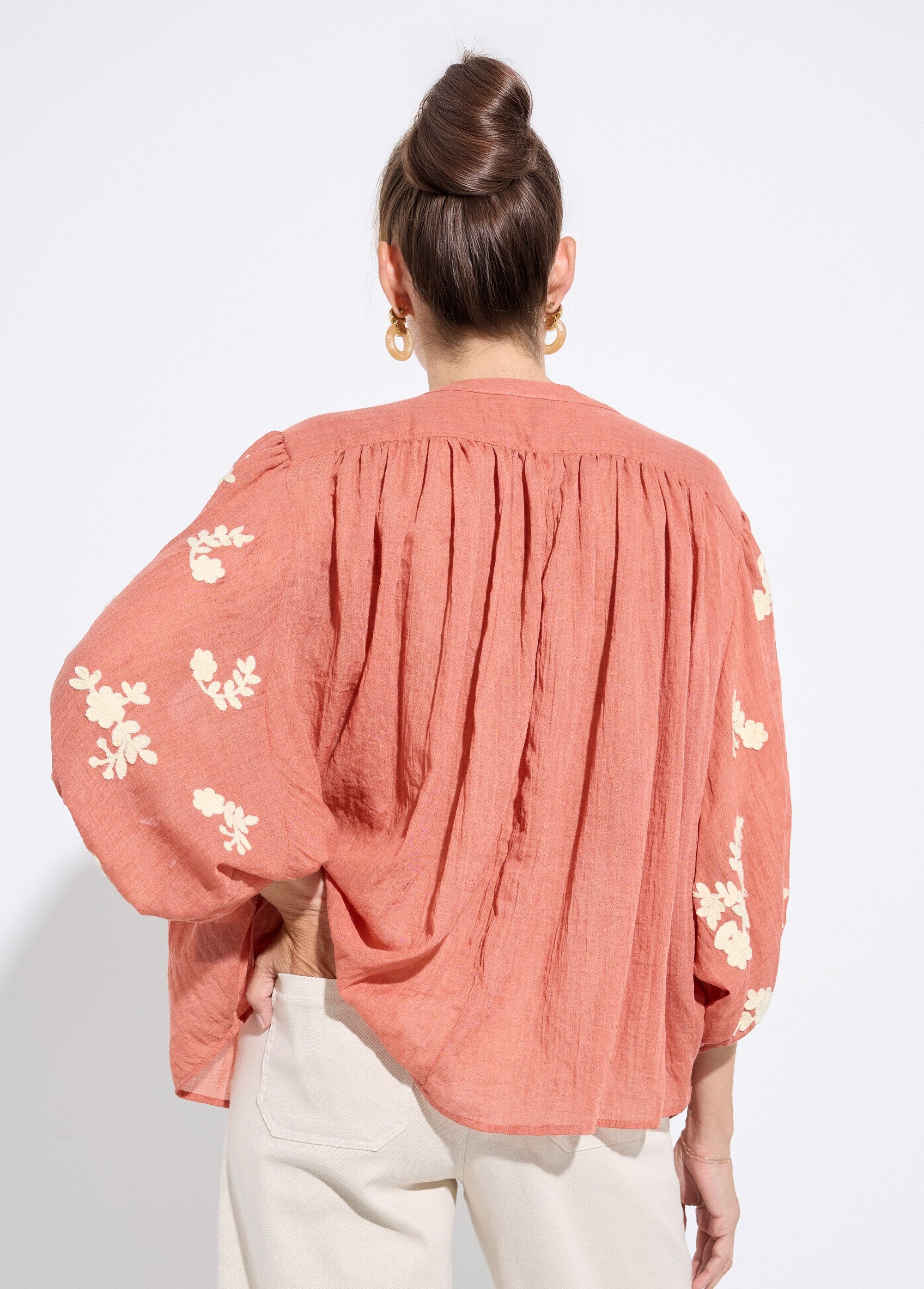 Blusa_de_chambray_con_bordado_en_contraste_Ladrillo_DO1_slim