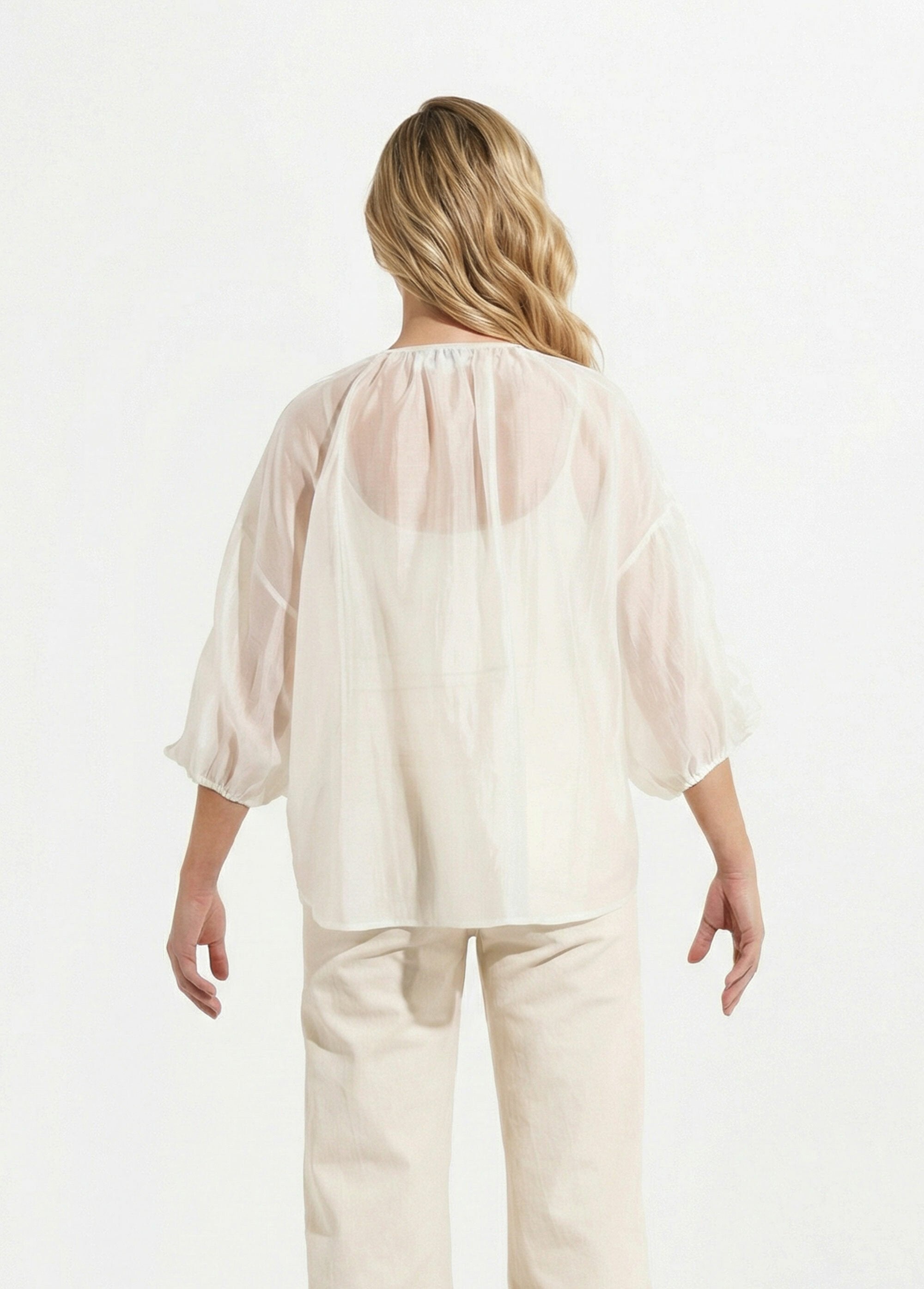 Blusa_con_cuello_en_V,_botones_al_frente_y_volantes_Blanco_DO1_slim