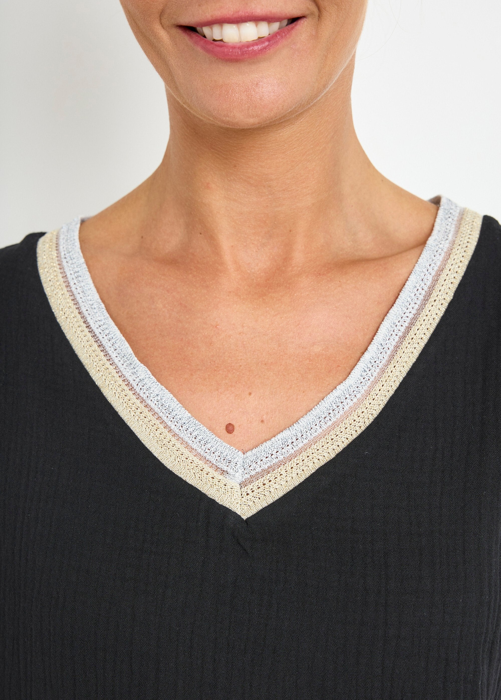 Blusa_de_gasa_de_algodón_con_trenza_en_escote_en_pico_Negro_DE2_slim