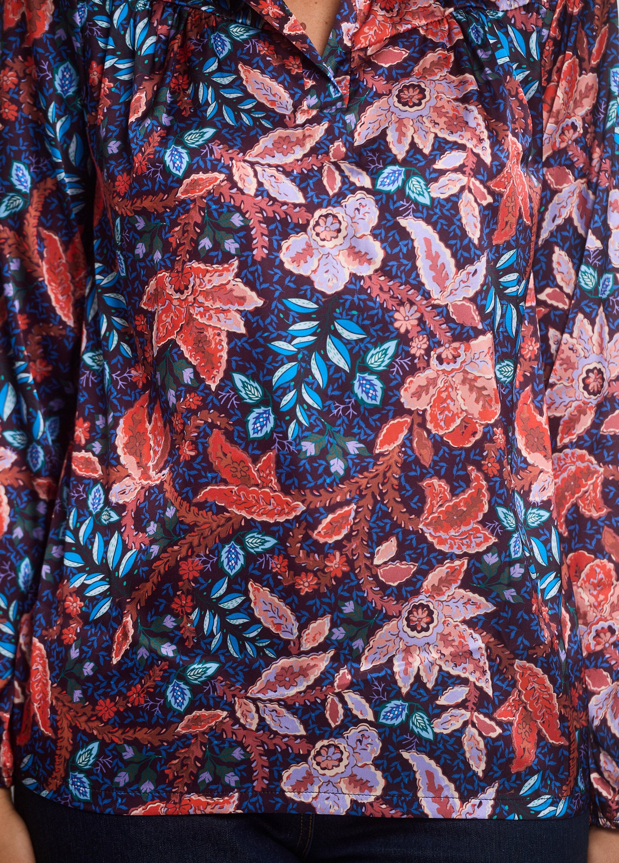 Blusa_de_raso_con_cuello_de_pico_y_mangas_elásticas_azul_y_naranja_DE2_slim