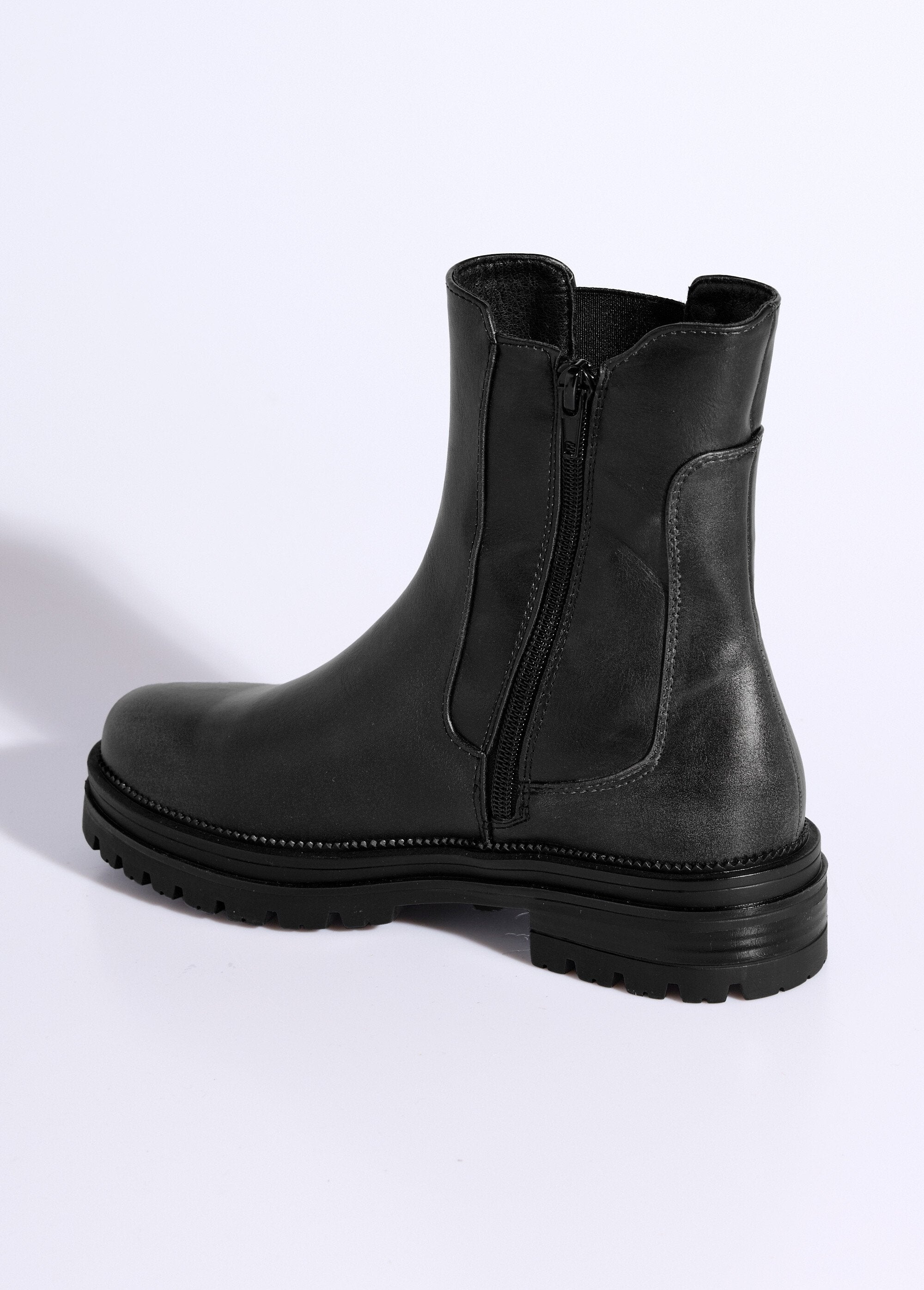 Botas_Chelsea_de_caña_alta_con_suela_dentada_Negro_DO1_slim