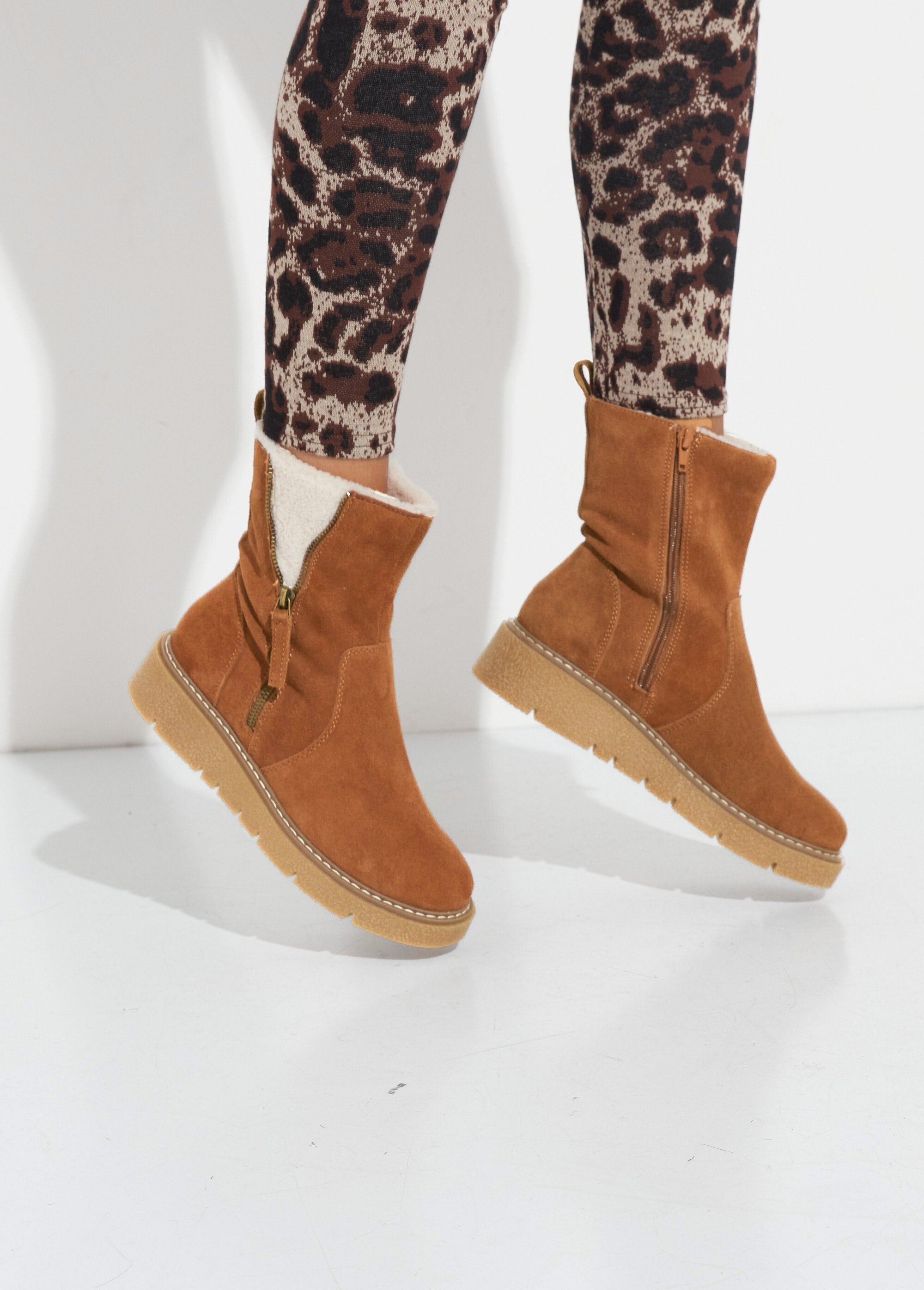 Botas_altas_de_piel_con_detalles_de_pelo_camello_SF1_slim