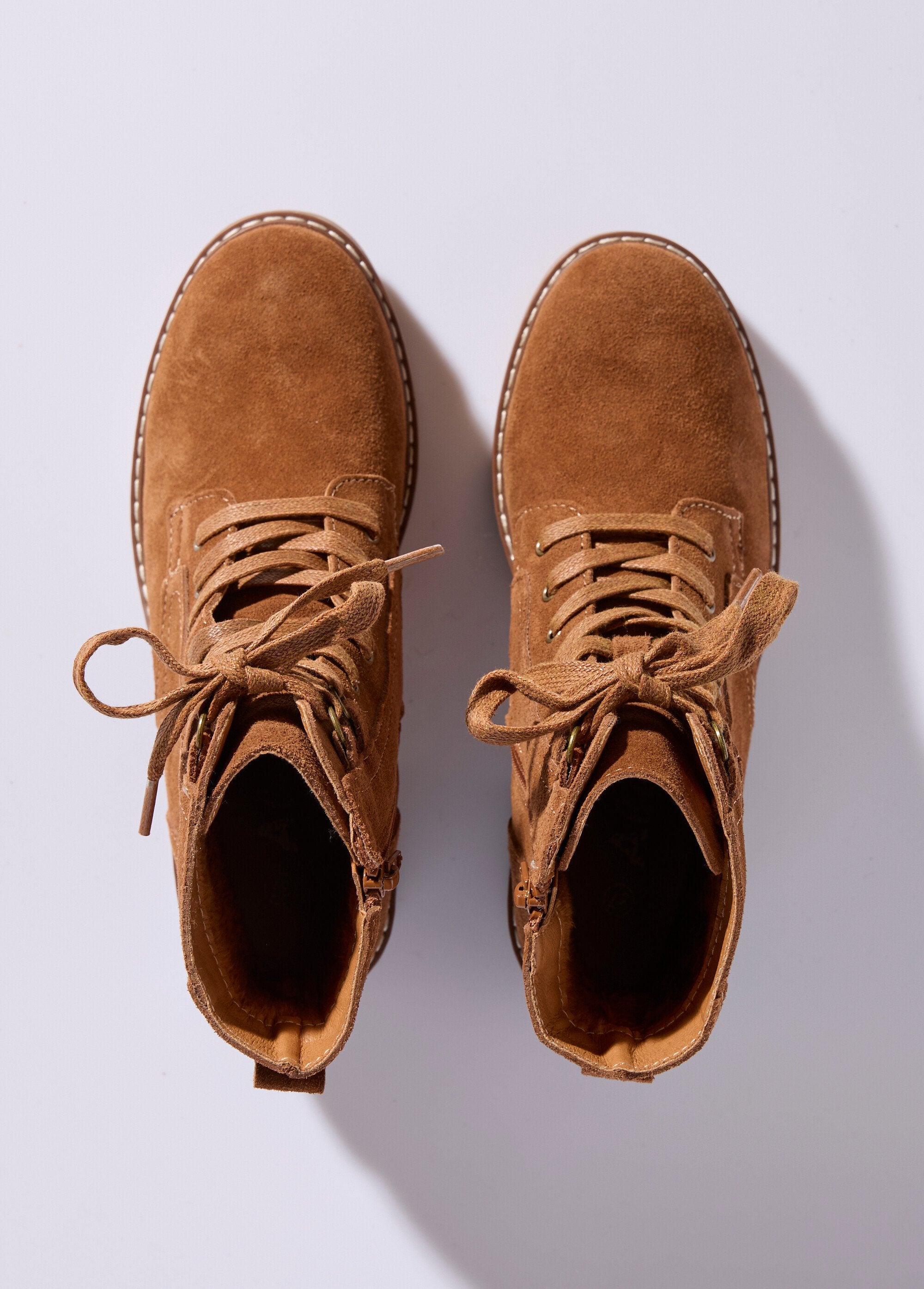 Botines_de_piel_con_muescas_y_tacón_ancho_camello_OV1_slim