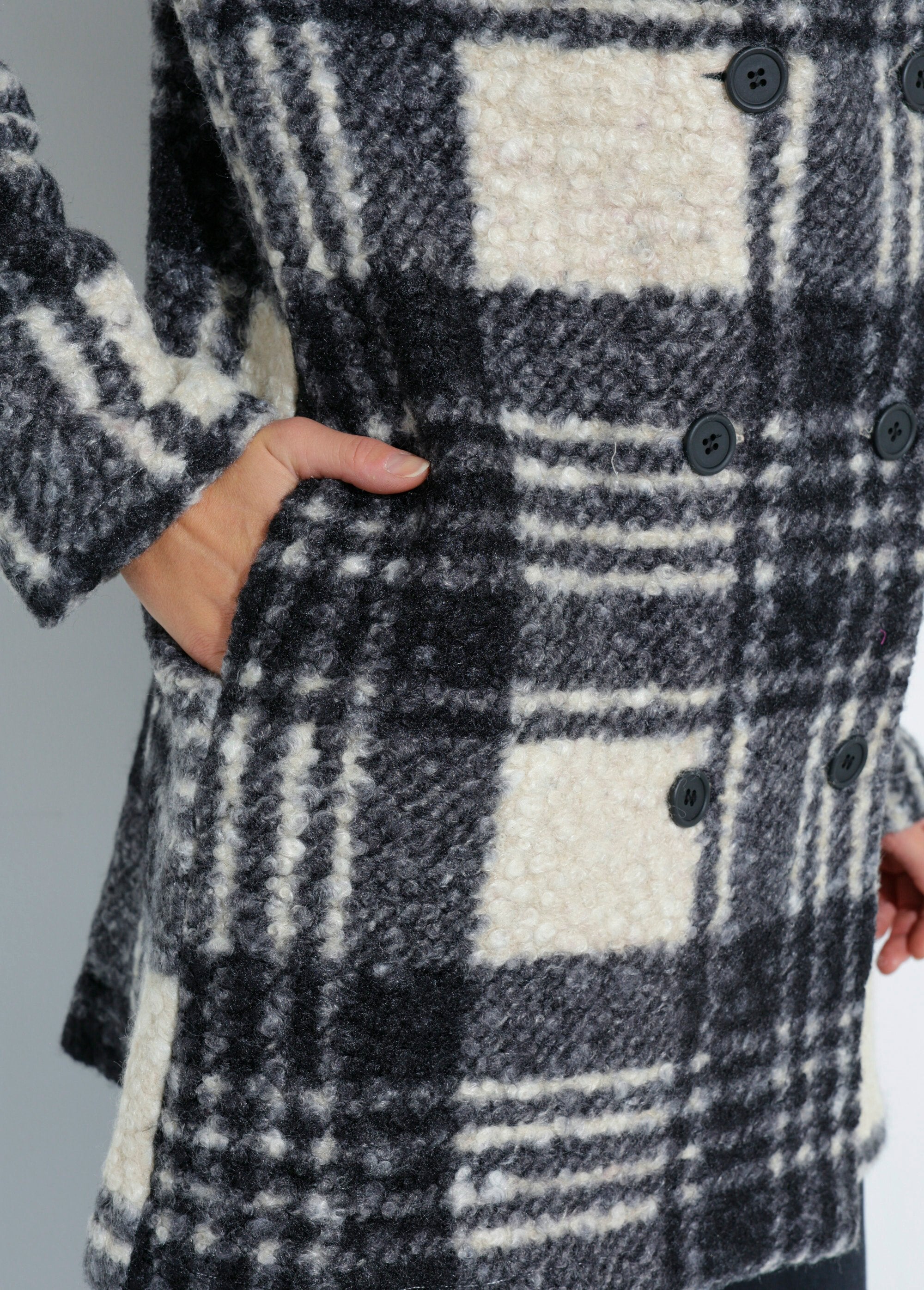 Chaquetón_largo_a_cuadros_estilo_lana_bouclé_Negro_y_crudo_DE2_slim