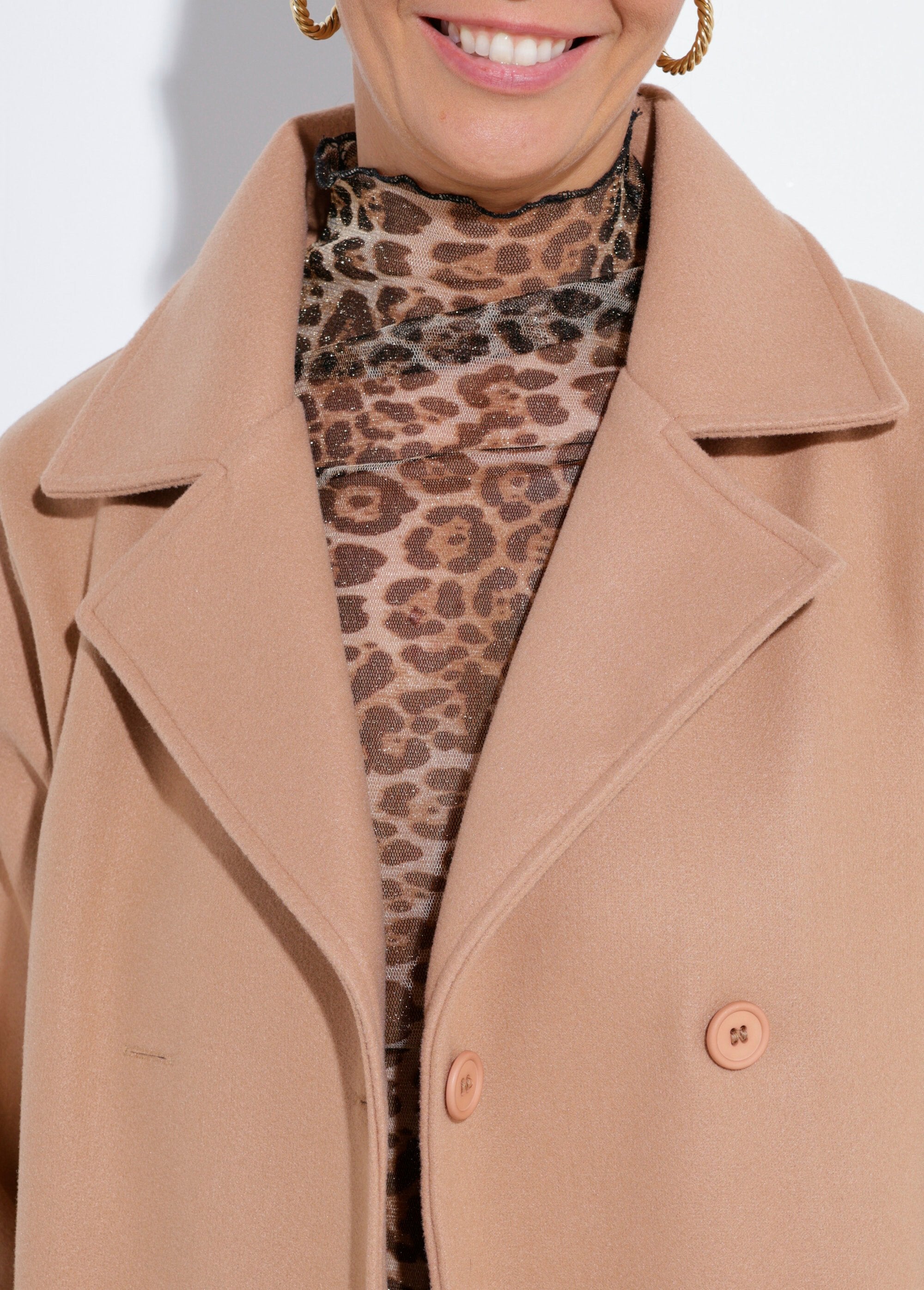 Abrigo_largo_y_liso_estilo_paño_de_lana_camello_DE1_slim