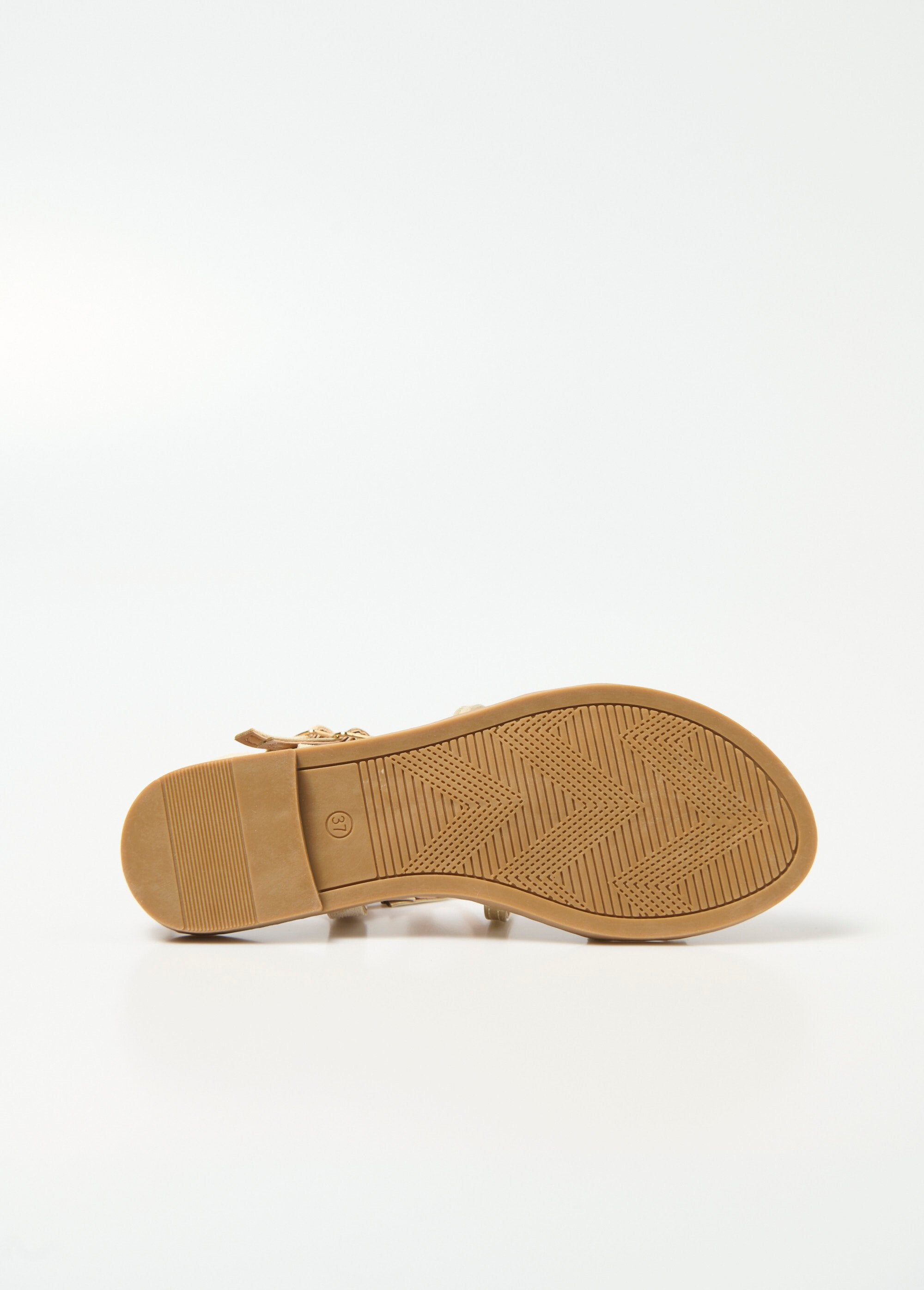Sandalias_gladiadoras_de_dos_materiales_con_tiras_Beige_y_dorado_UN1_slim