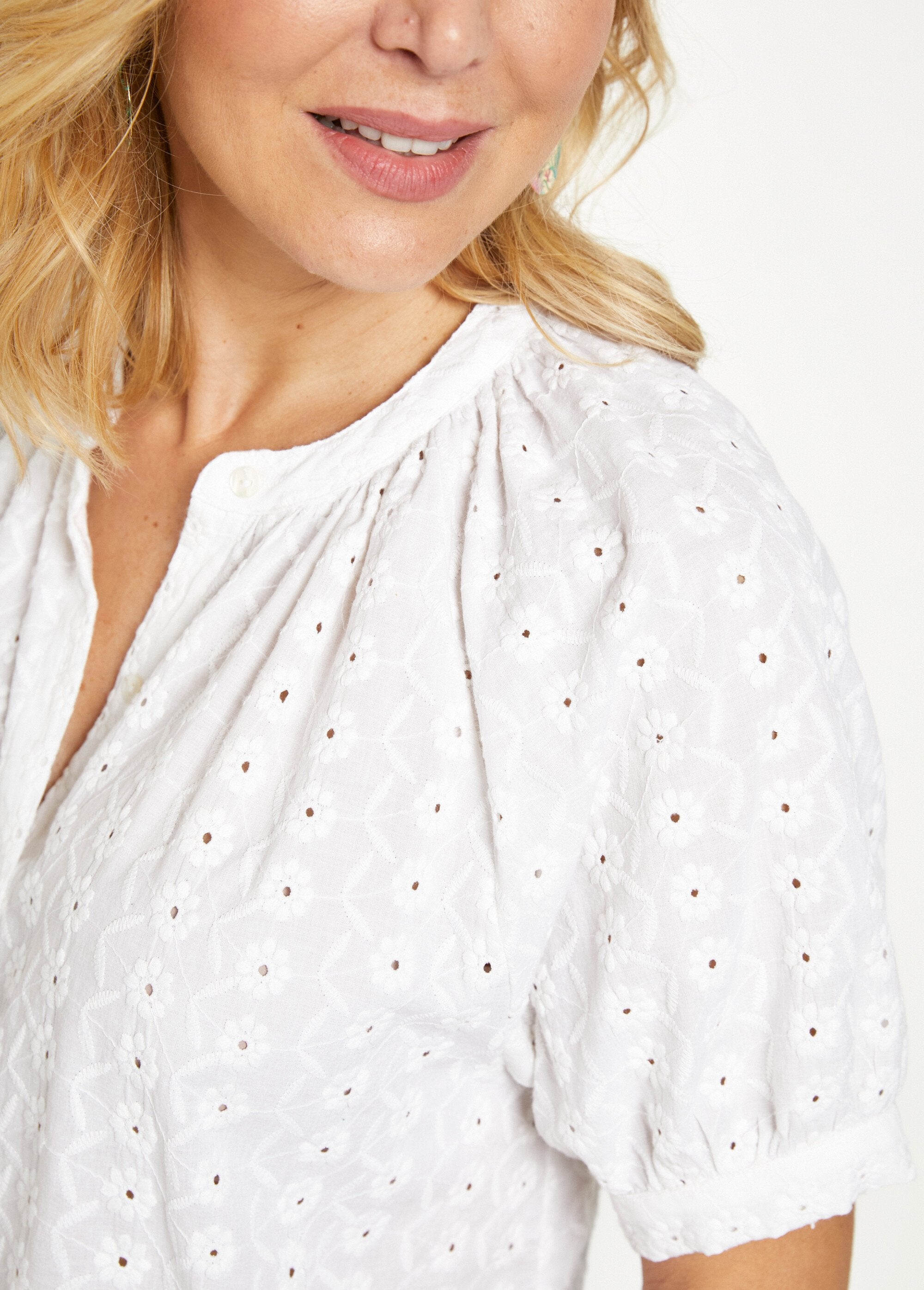 Blusa_holgada_de_algodón_bordada_sin_cuello_Blanco,_Blanca_DE2_slim