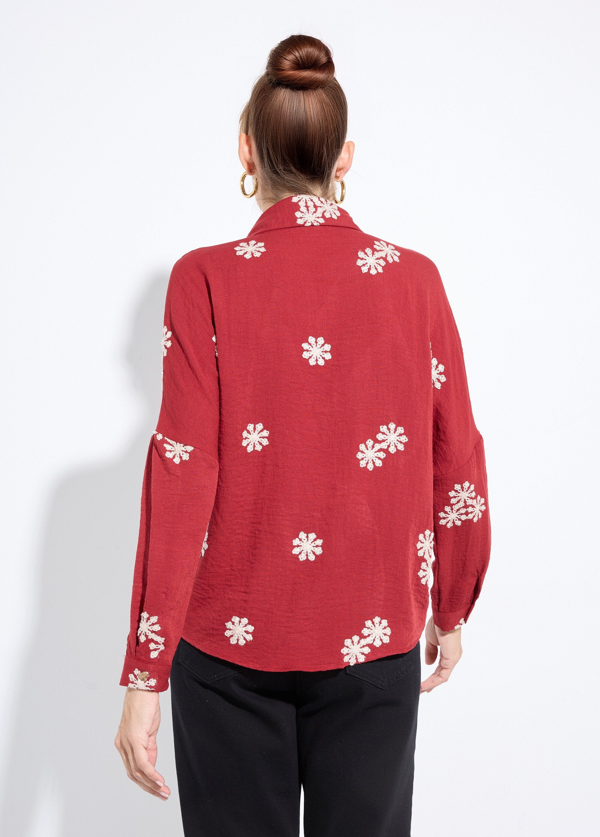 Blusa_con_bordado_de_flores_estilizadas_Burdeos_DO1_slim