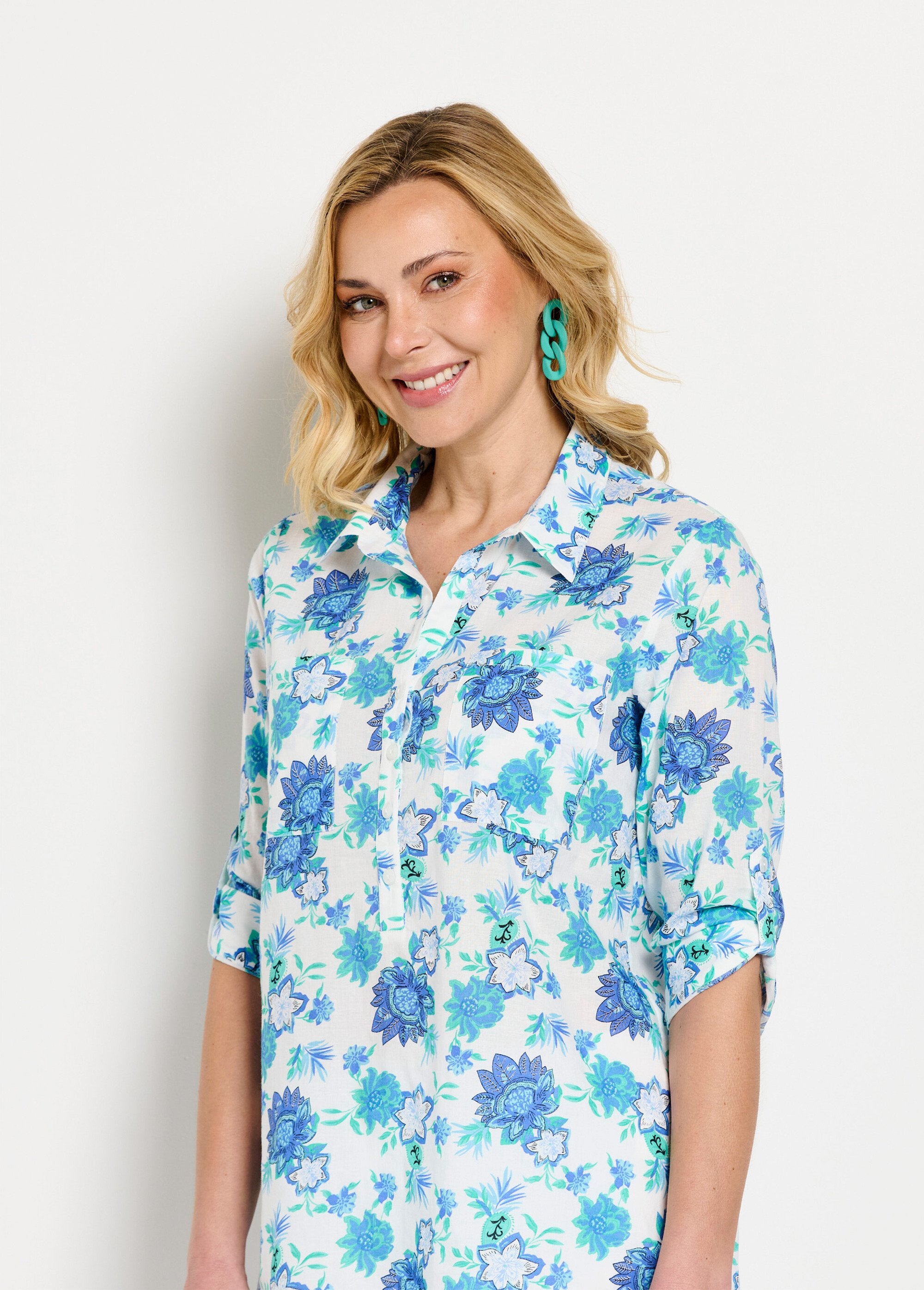 Blusa_larga_de_algodón_con_botones_y_estampado_floral_Plano_DE1_slim