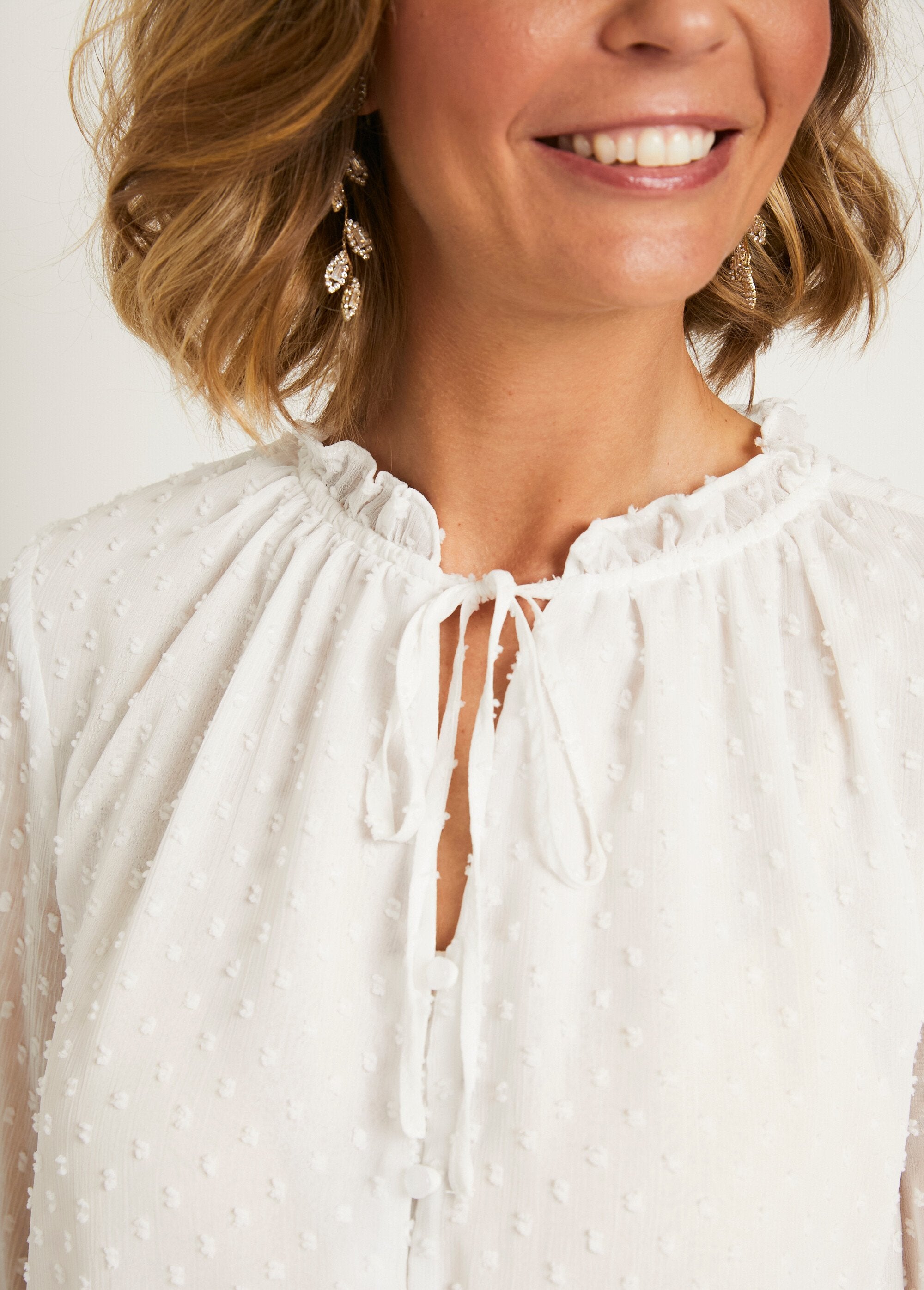 Blusa_lisa_de_voile_plumetis_abotonada_Crudo_DE3_slim