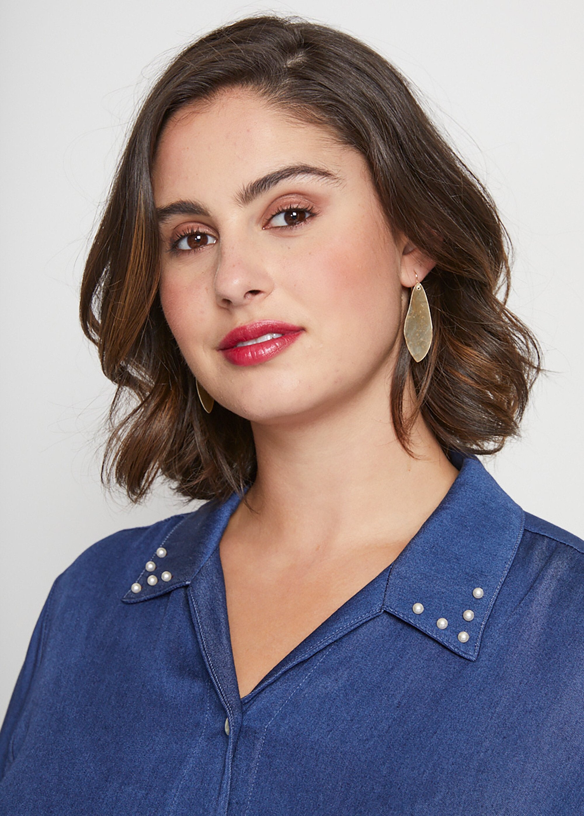 Blusa_de_tejido_vaporoso_con_cuello_joya_Azul_DE1_curvy