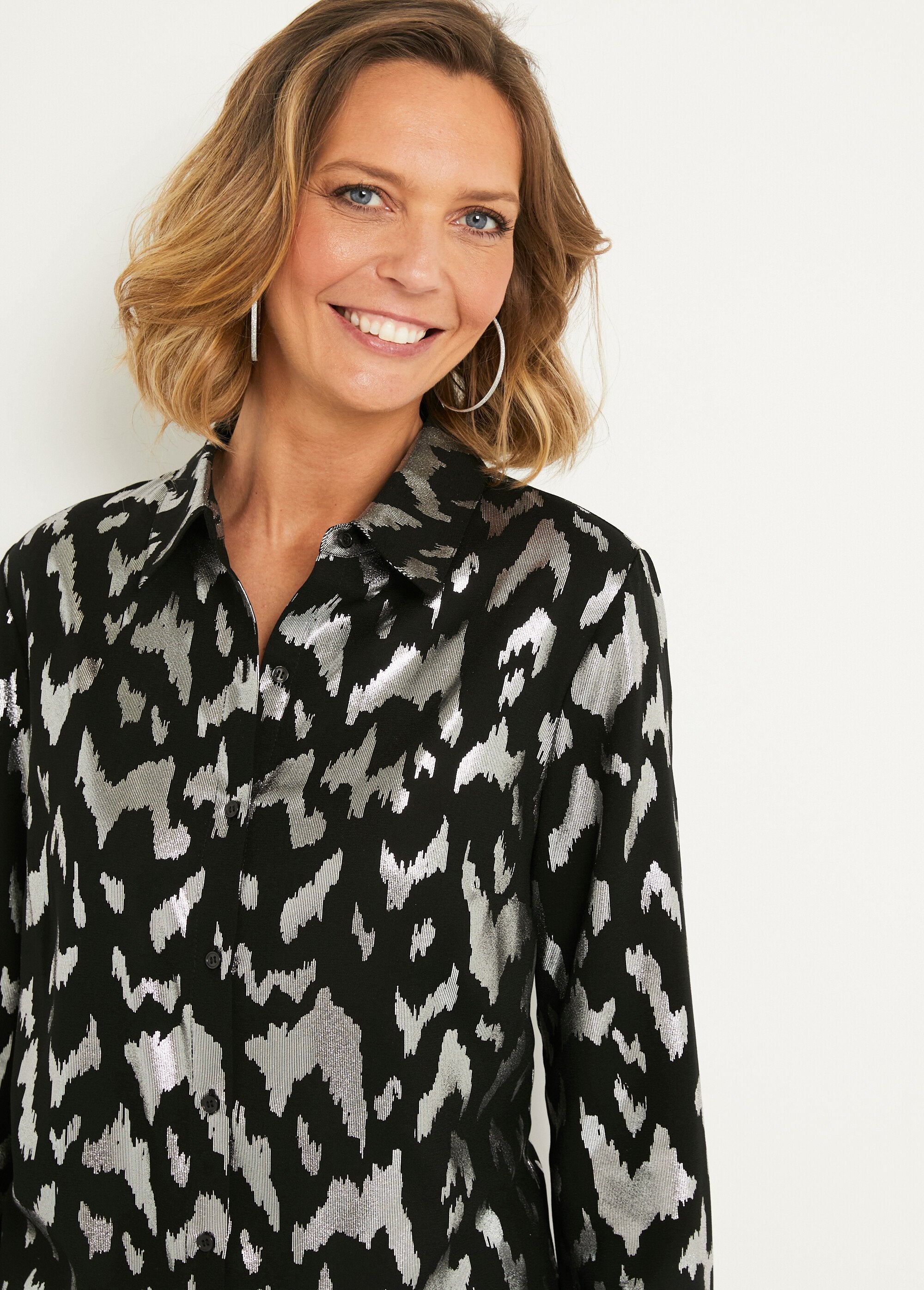 Blusa_larga_abotonada_con_estampado_brillante_Negro_y_plata_DE1_slim