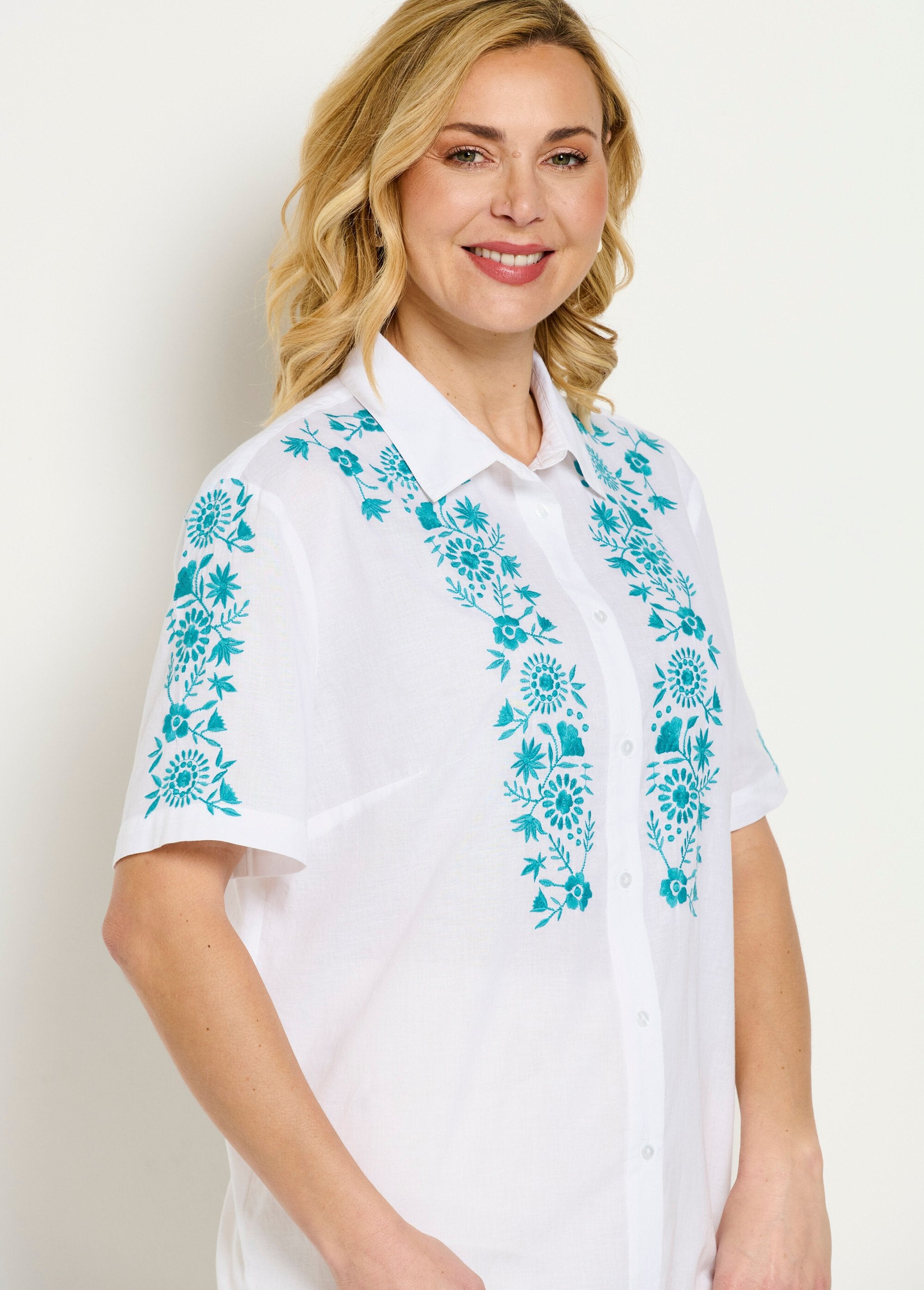 Blusa_larga_de_algodón_bordada_con_mangas_cortas_Azul_y_blanco_DE1_slim