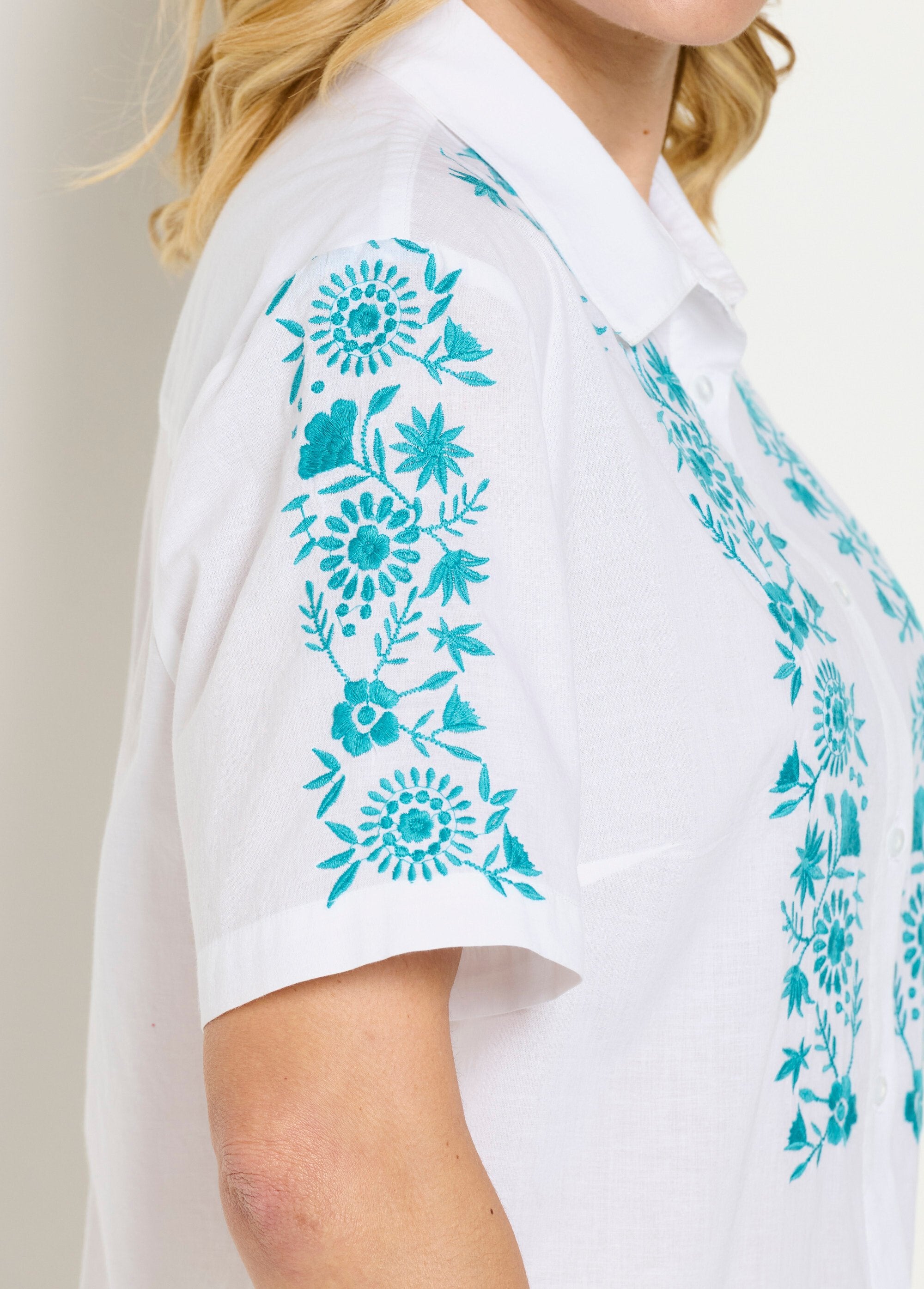 Blusa_larga_de_algodón_bordada_con_mangas_cortas_Azul_y_blanco_DE2_slim