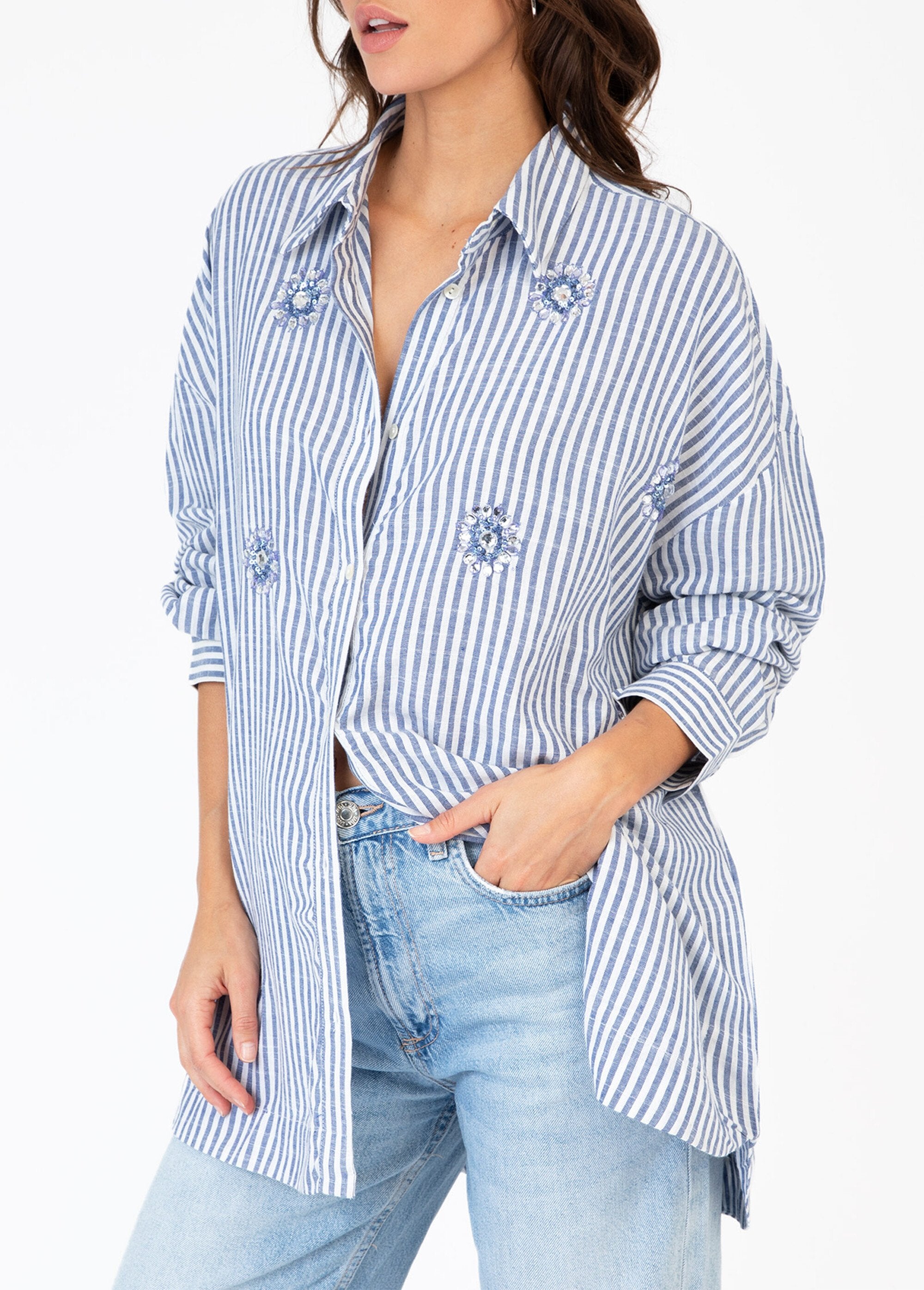 Camisa_de_algodón_a_rayas_con_detalles_de_bisutería_Rayas_azules_GA1_slim