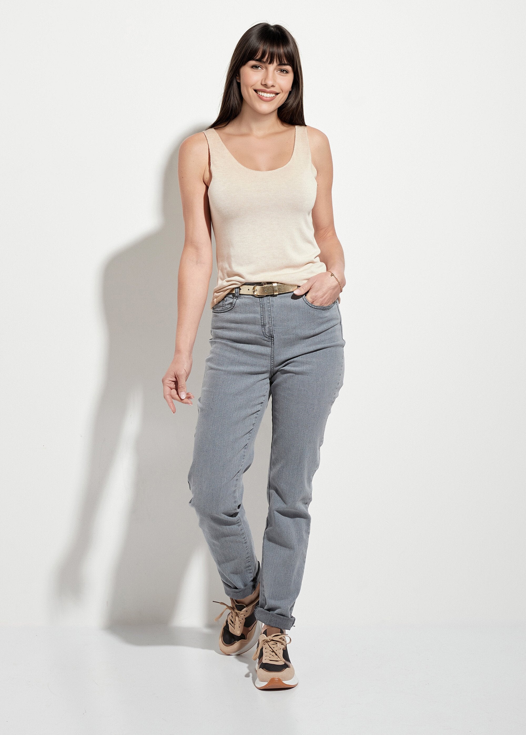 Camiseta_sin_mangas_con_cuello_en_V_y_punto_de_calibre_fino_Arena_SF1_slim