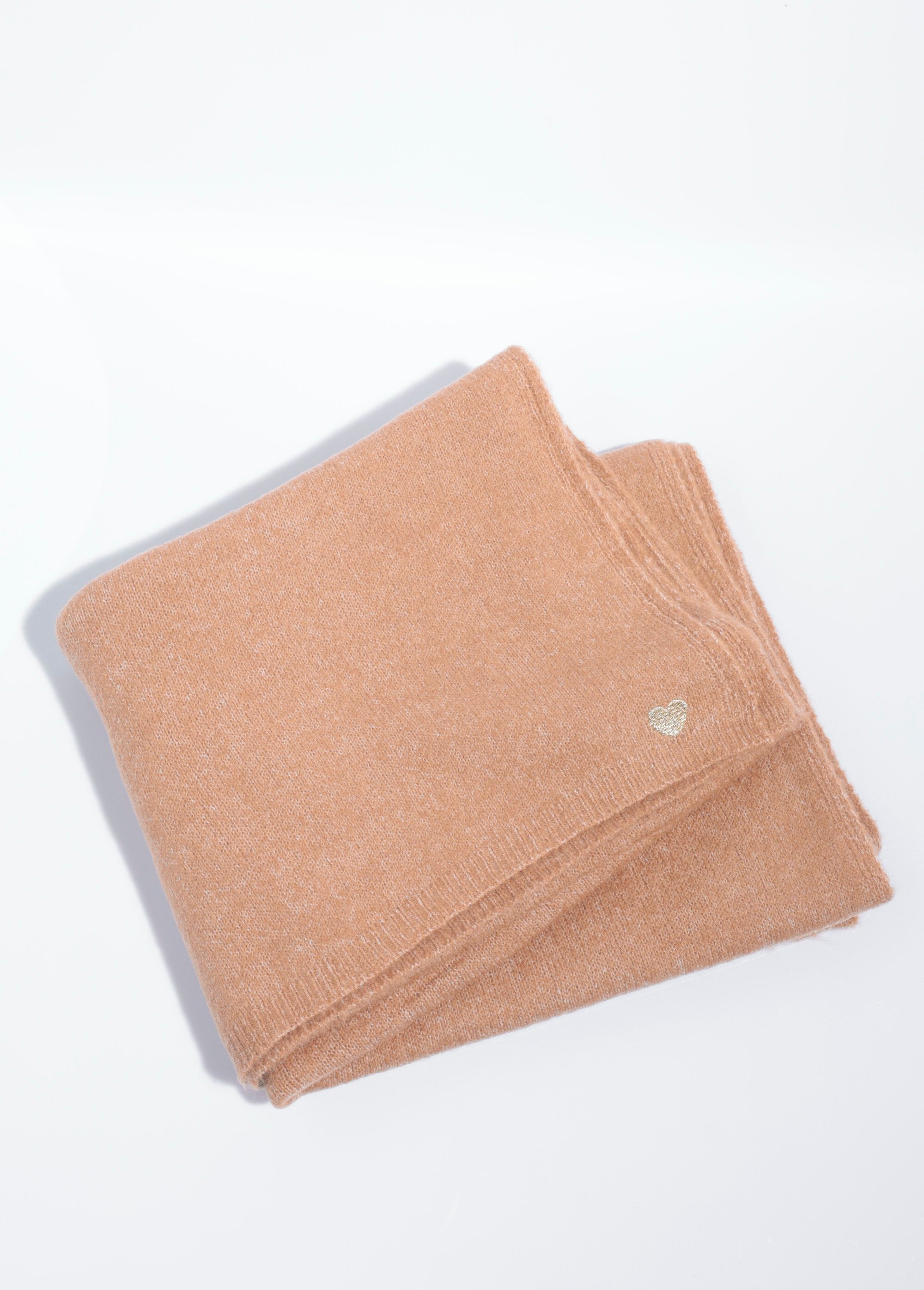 Bufanda_cálida_de_canalé_fino_con_lana_camello_AP1_slim