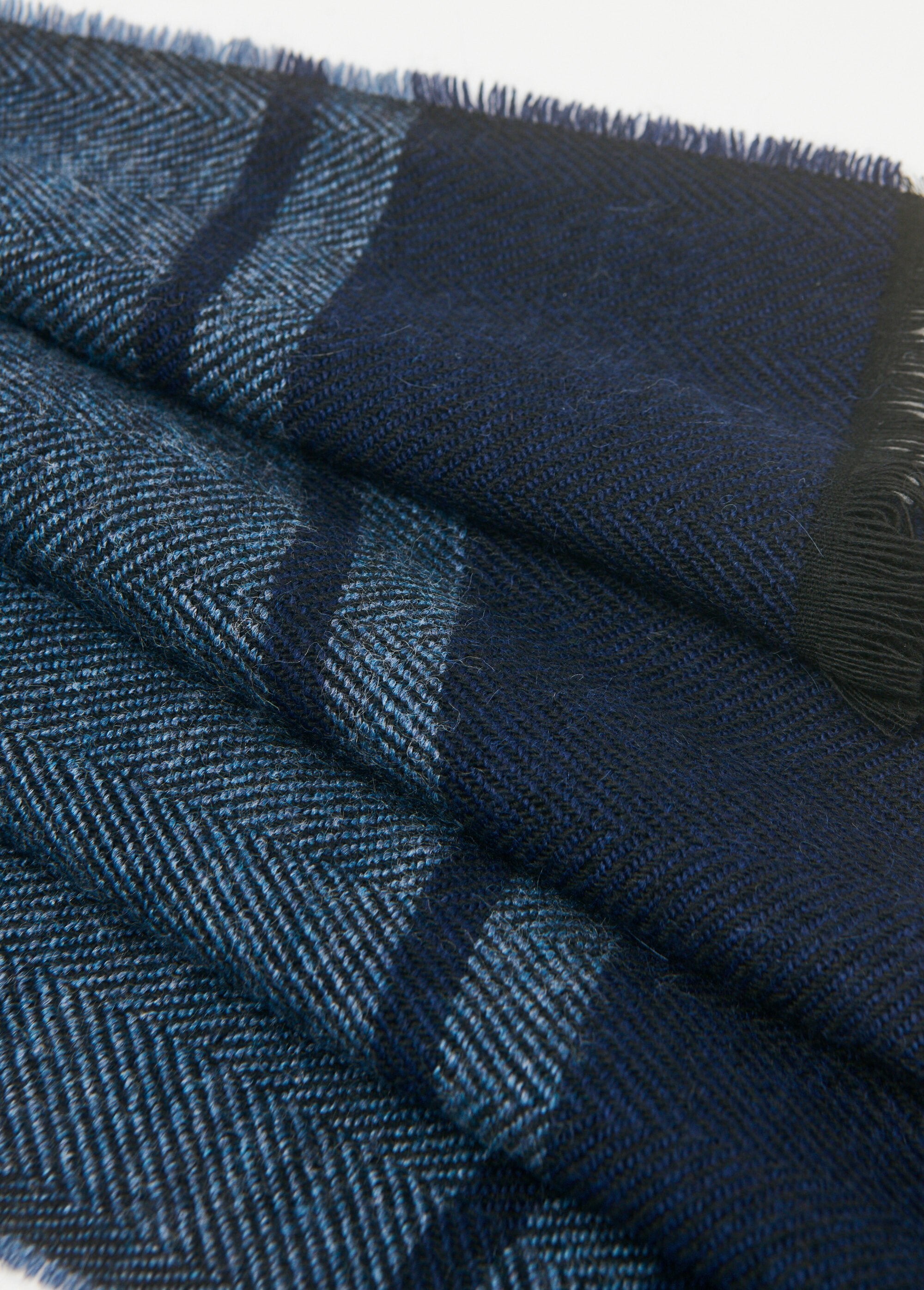 Cálida_bufanda_de_hombre_en_espiga_con_lana_Gris_y_azul_antracita_DE3_slim