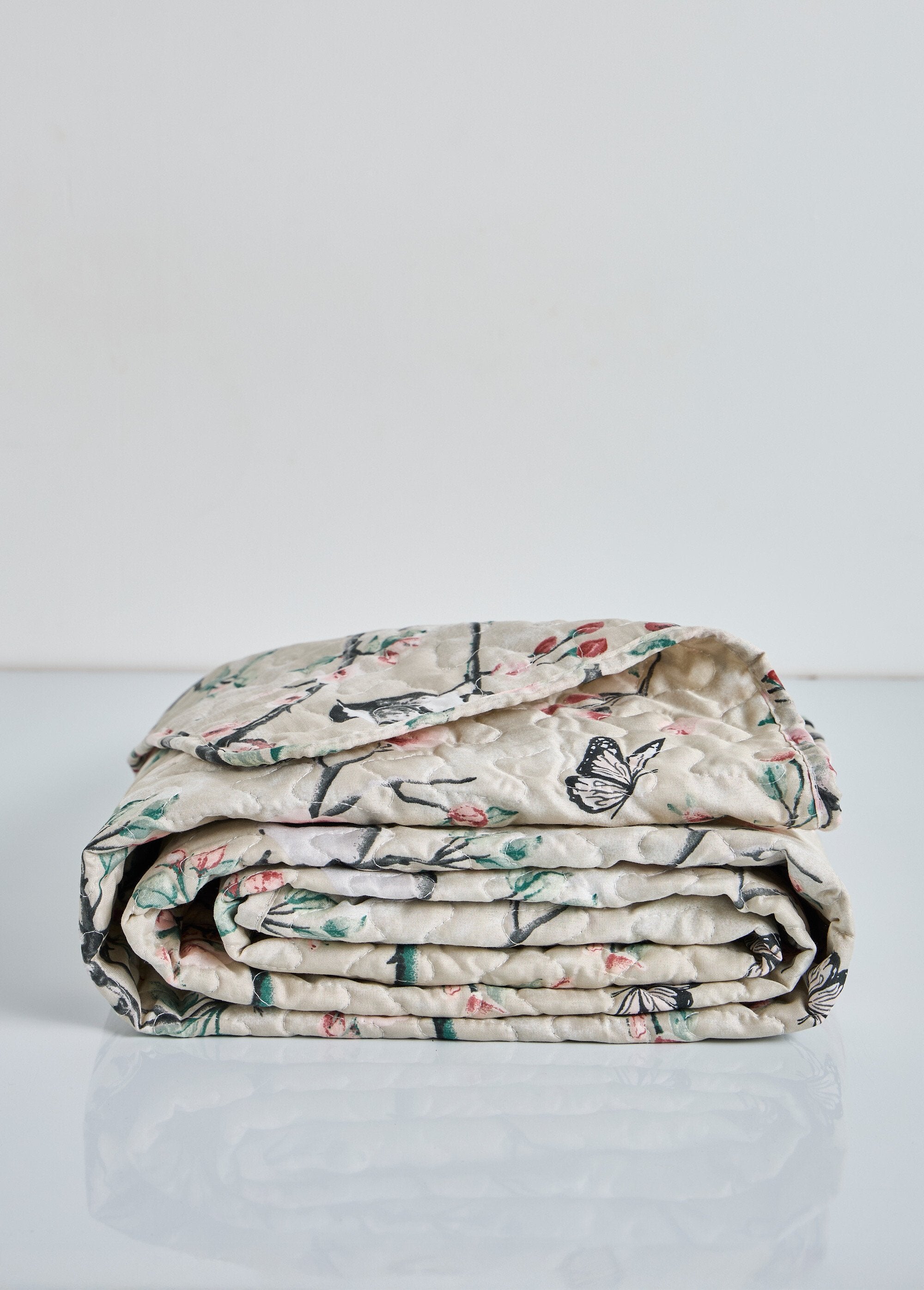 Juego_de_colcha_220x200cm_+_2_fundas_de_almohada_50x70cm_Beige_y_flores_FA1_slim