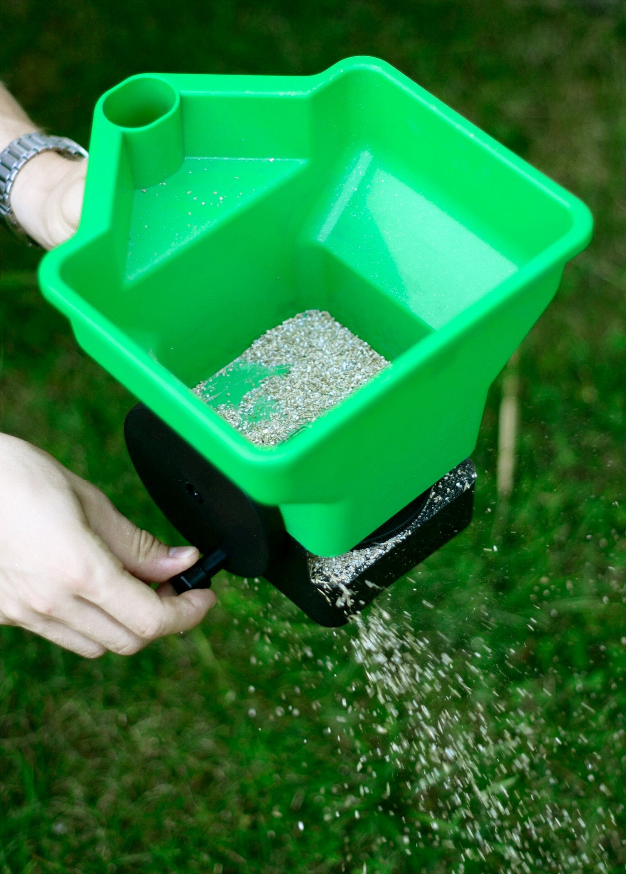 Esparcidor_manual_de_semillas_o_abono_Verde_DE1_slim