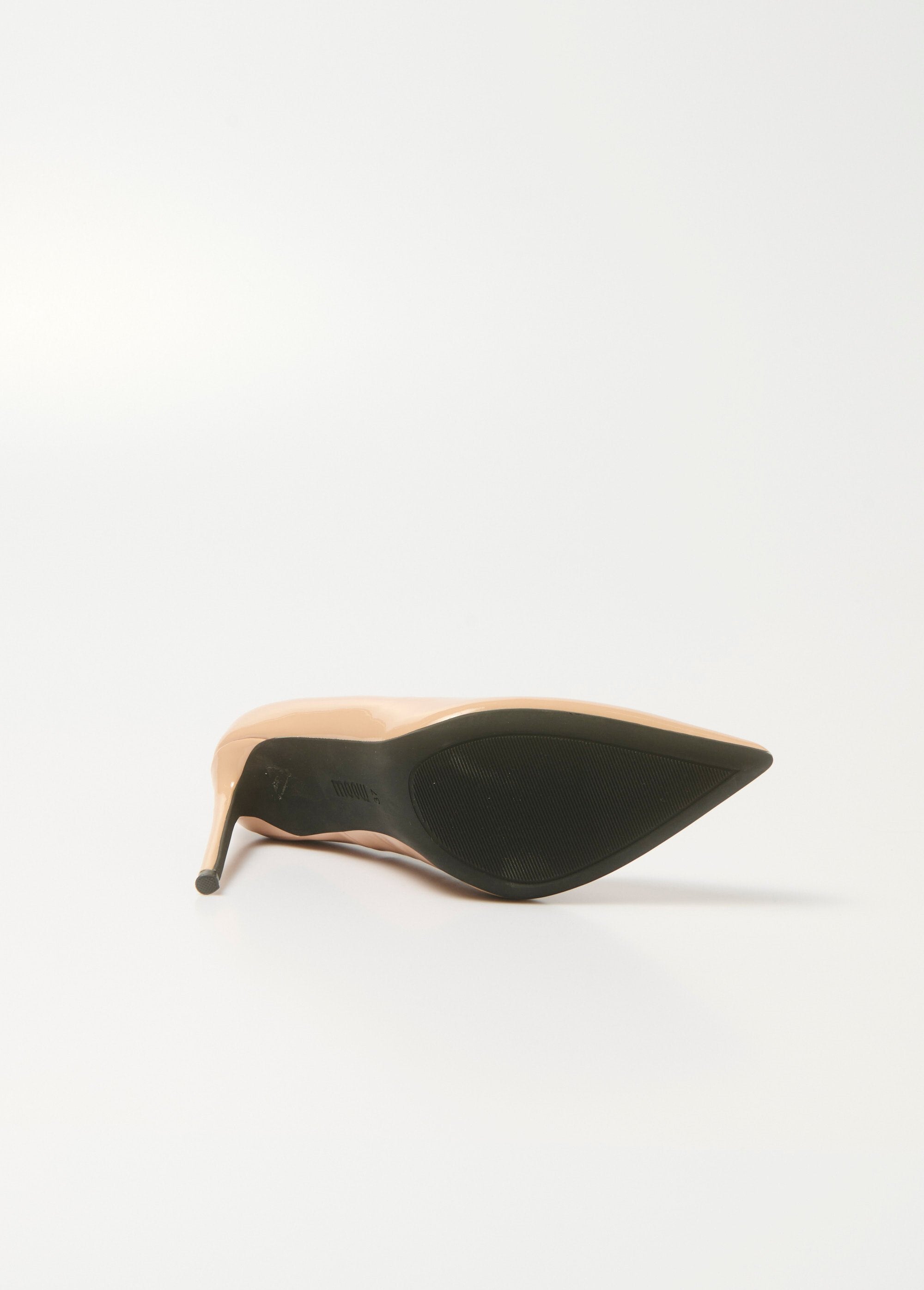 Salón_stiletto_de_charol_con_tacón_de_aguja_Barniz_beige_UN1_slim
