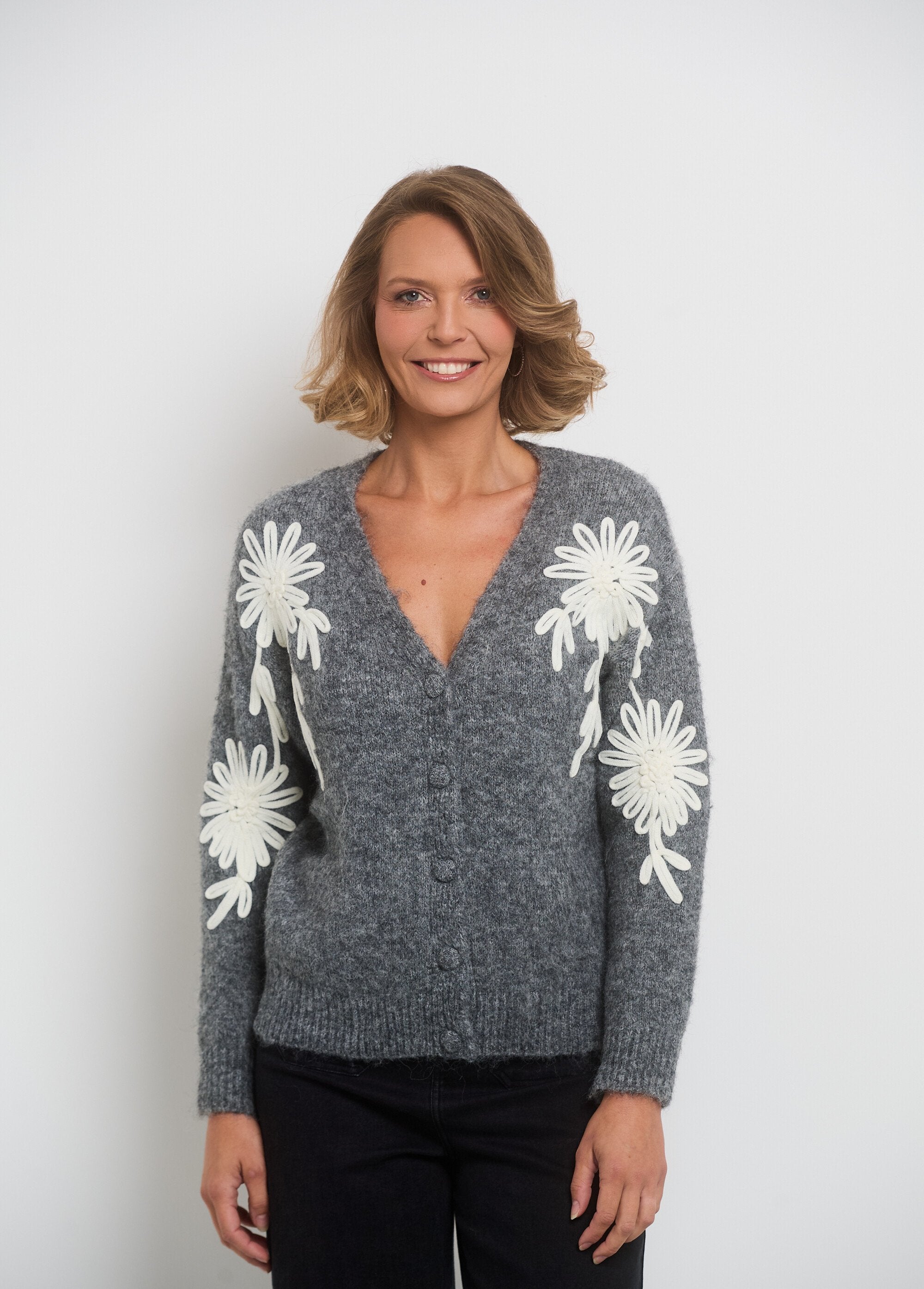 Cálido_cárdigan_con_cuello_de_pico_y_motivos_florales_Gris_FA1_slim