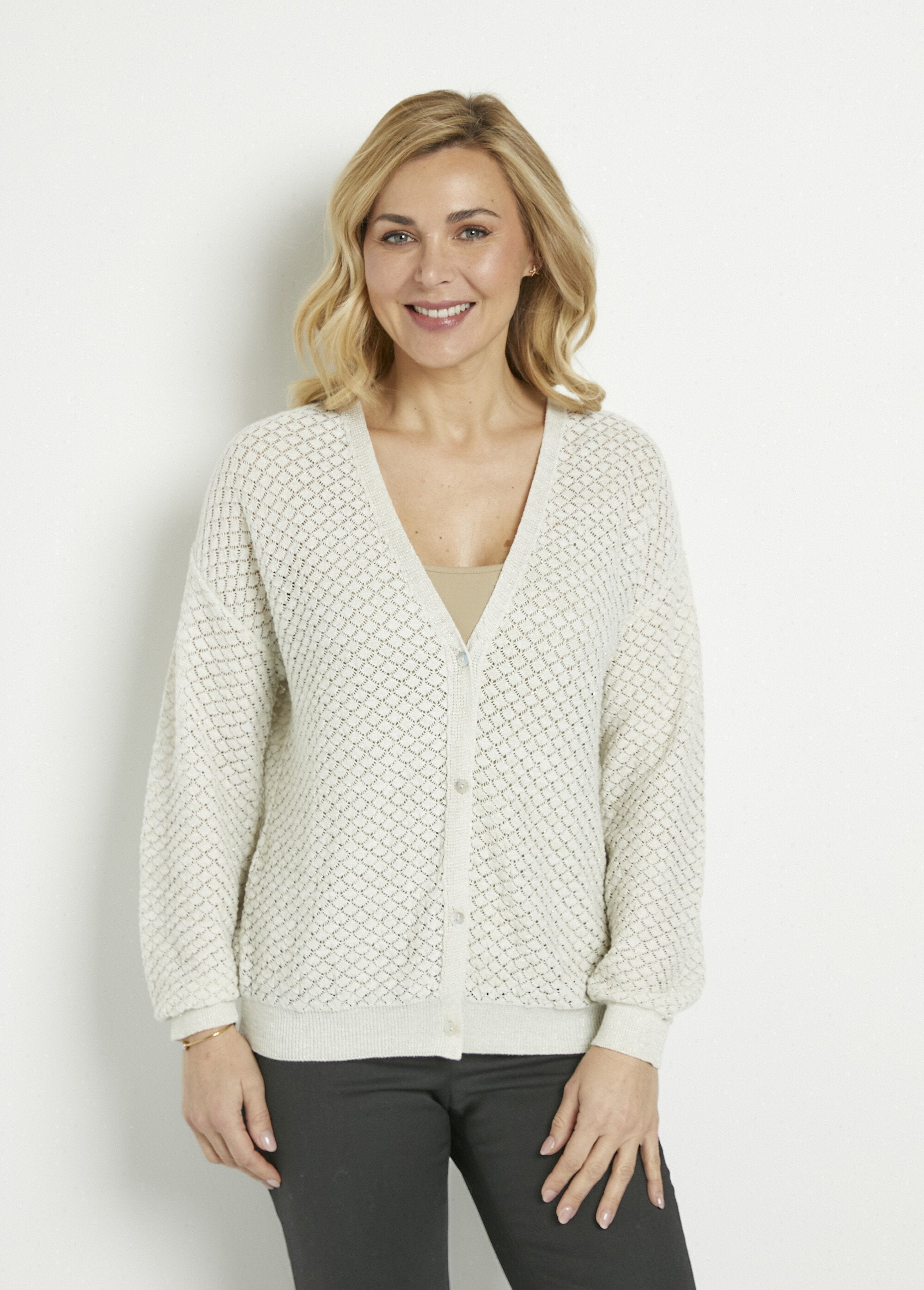 Cárdigan_corto_con_cuello_de_pico_y_manga_larga_abotonado_beige_dorado_FA1_slim