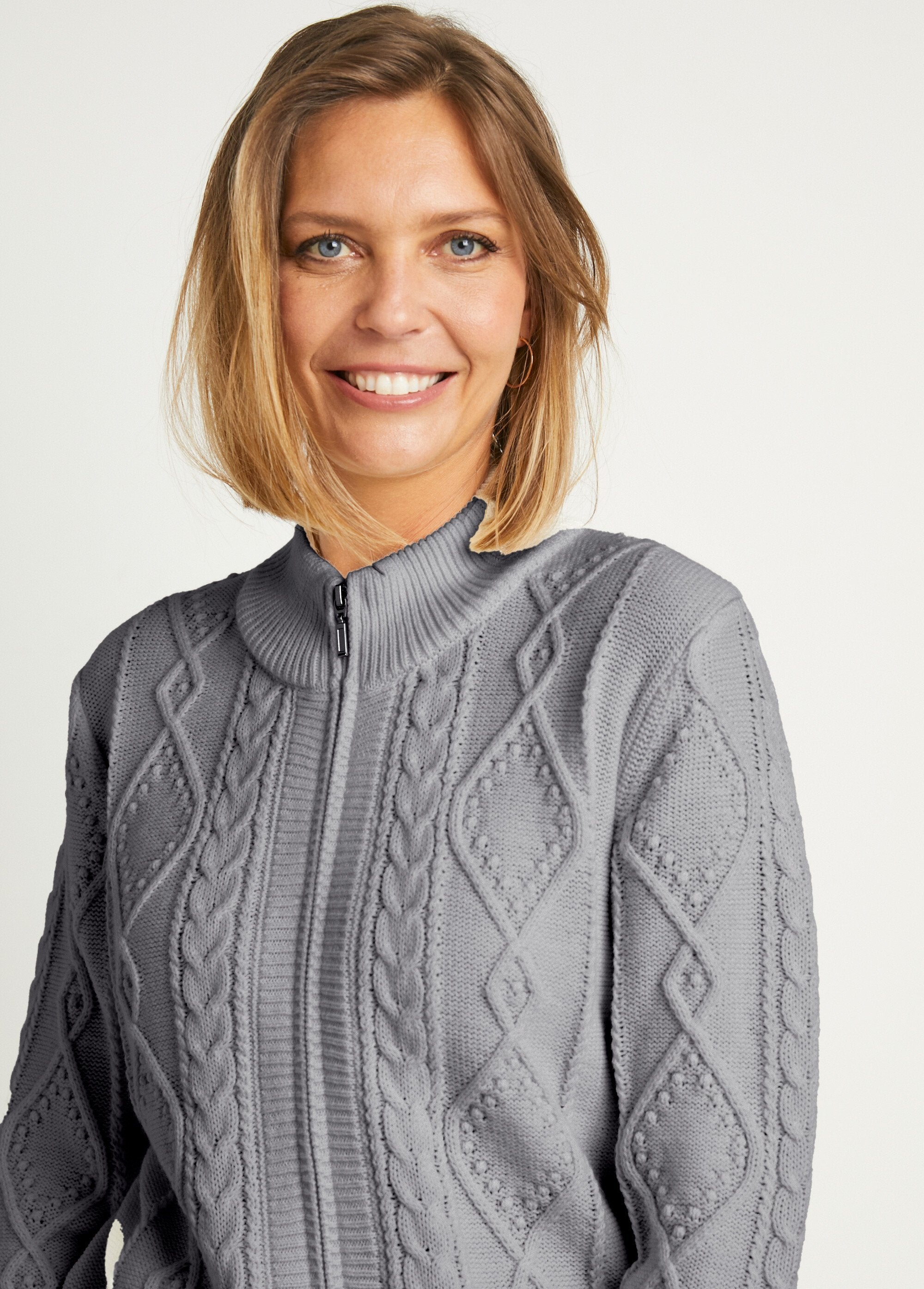 Cárdigan_cálido_con_cremallera_y_cuello_alto_con_ochos_Gris_DE1_slim