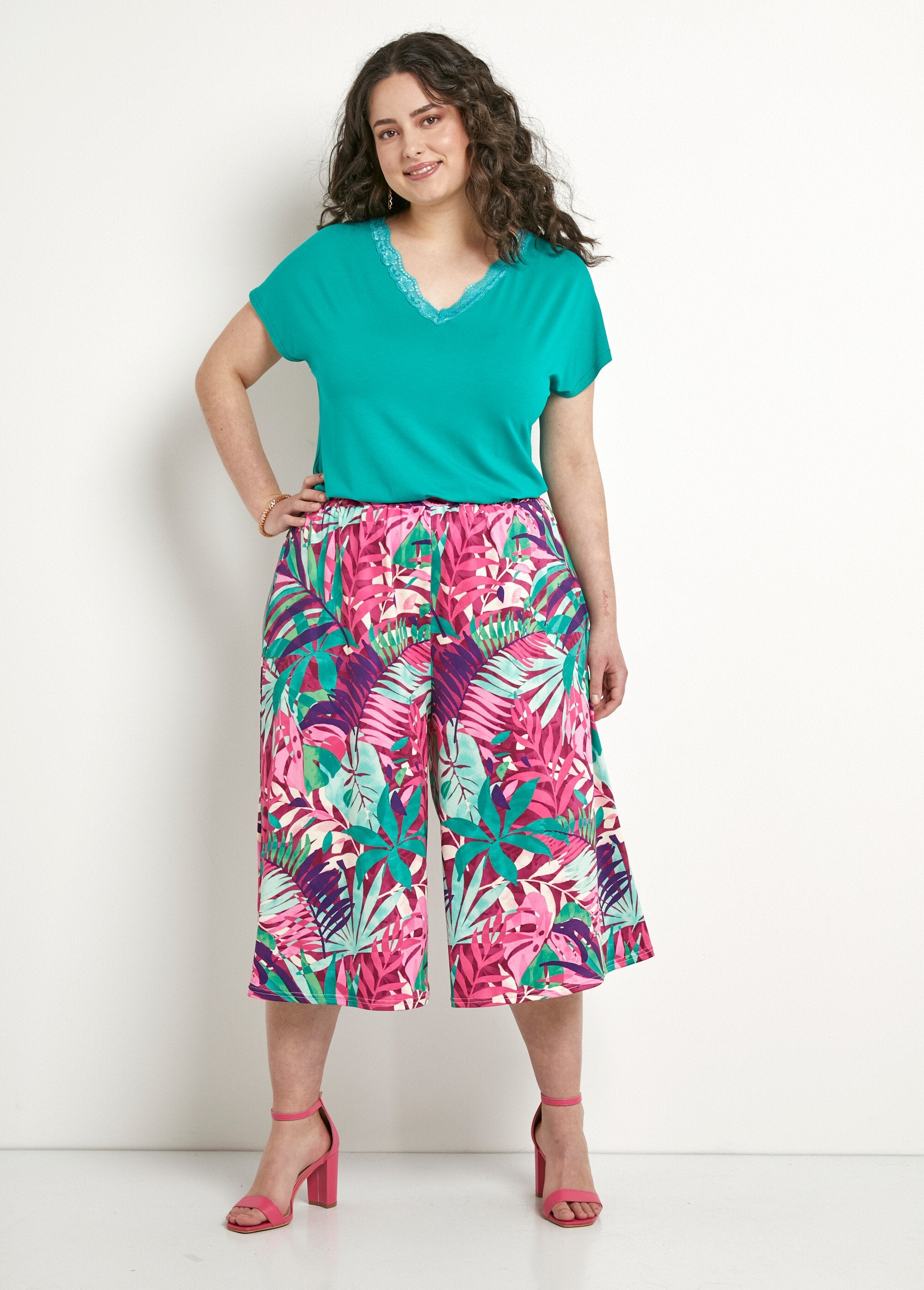 Culotte_con_cintura_elástica_y_estampado_tropical_Multicolor_SF1_curvy