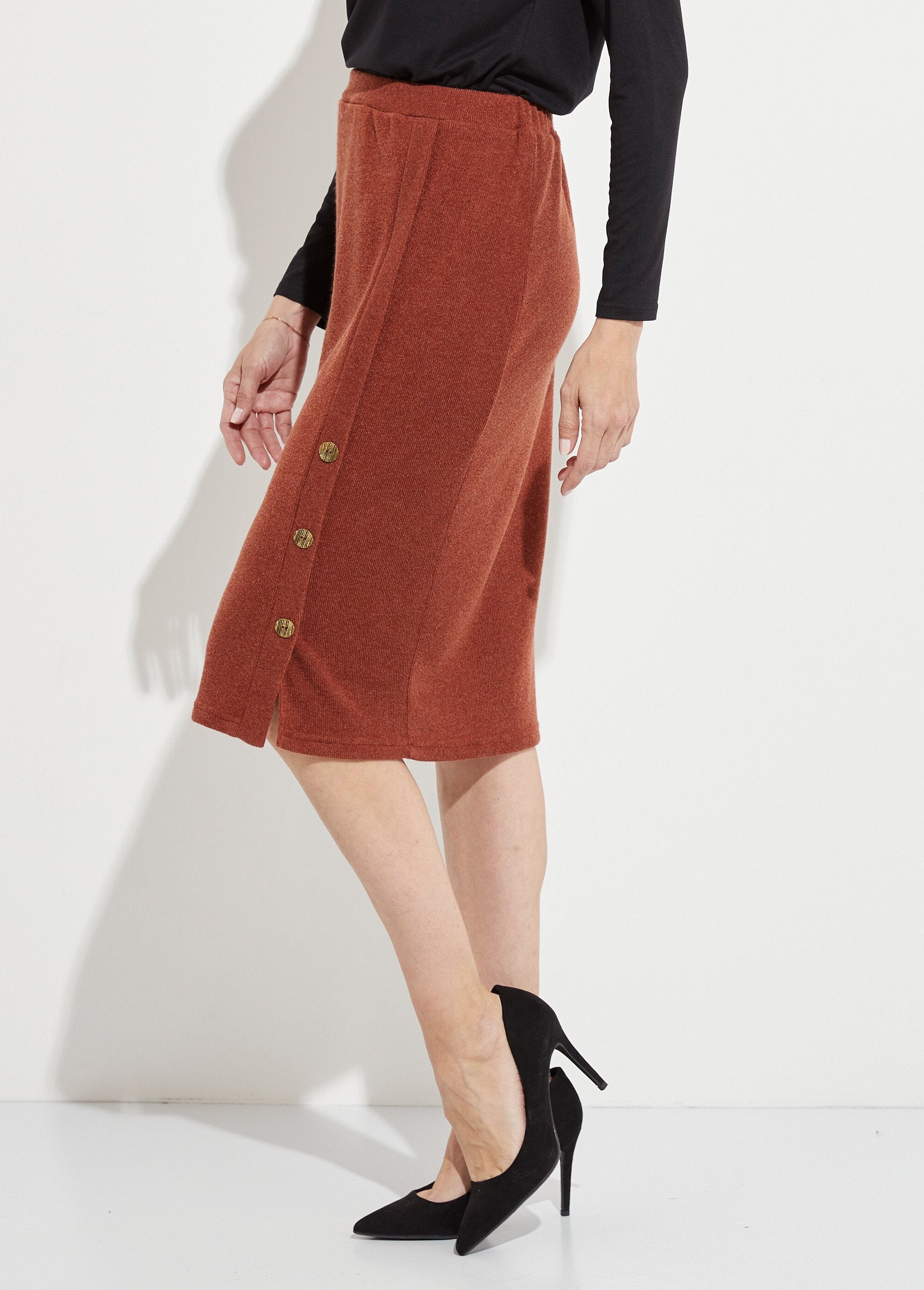 Falda_larga_recta_de_malla_con_botones_elegantes_camello_GA1_slim