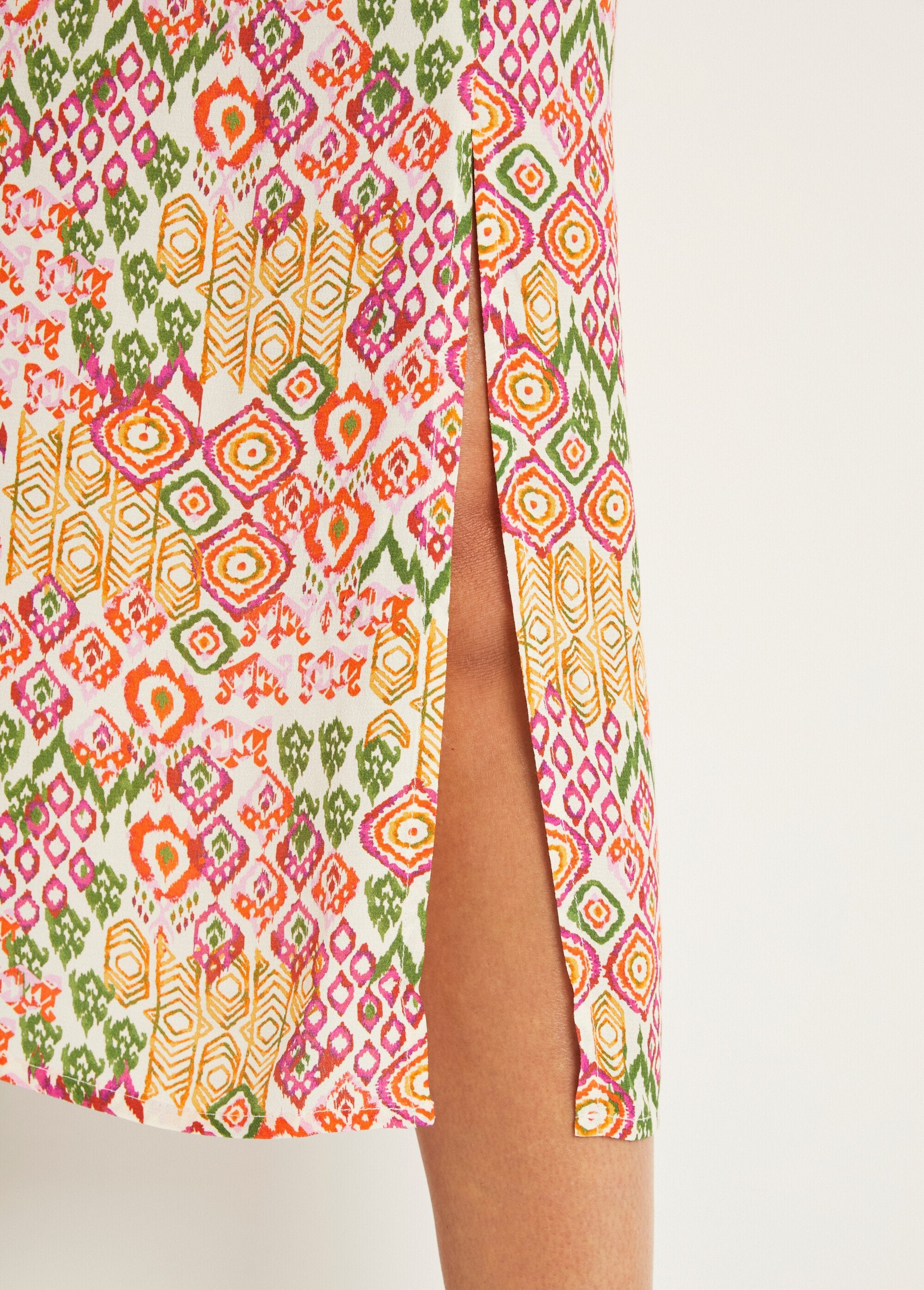 Falda_larga_fluida_estampado_étnico_Estampado_rojo_DE1_slim