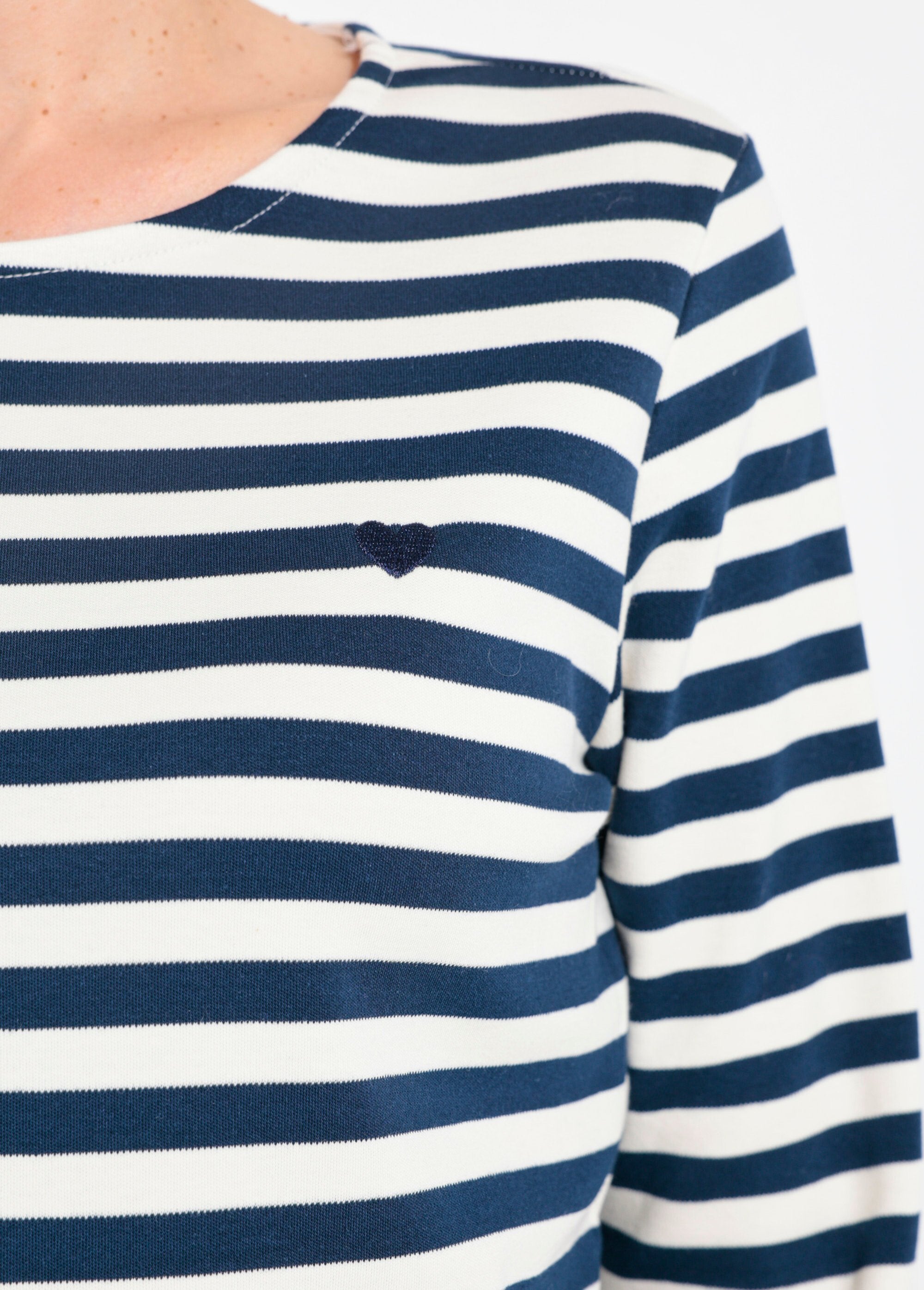 Camisa_marinera_con_cuello_redondo_abierto_y_bordado_de_corazón_Marina_DE1_slim