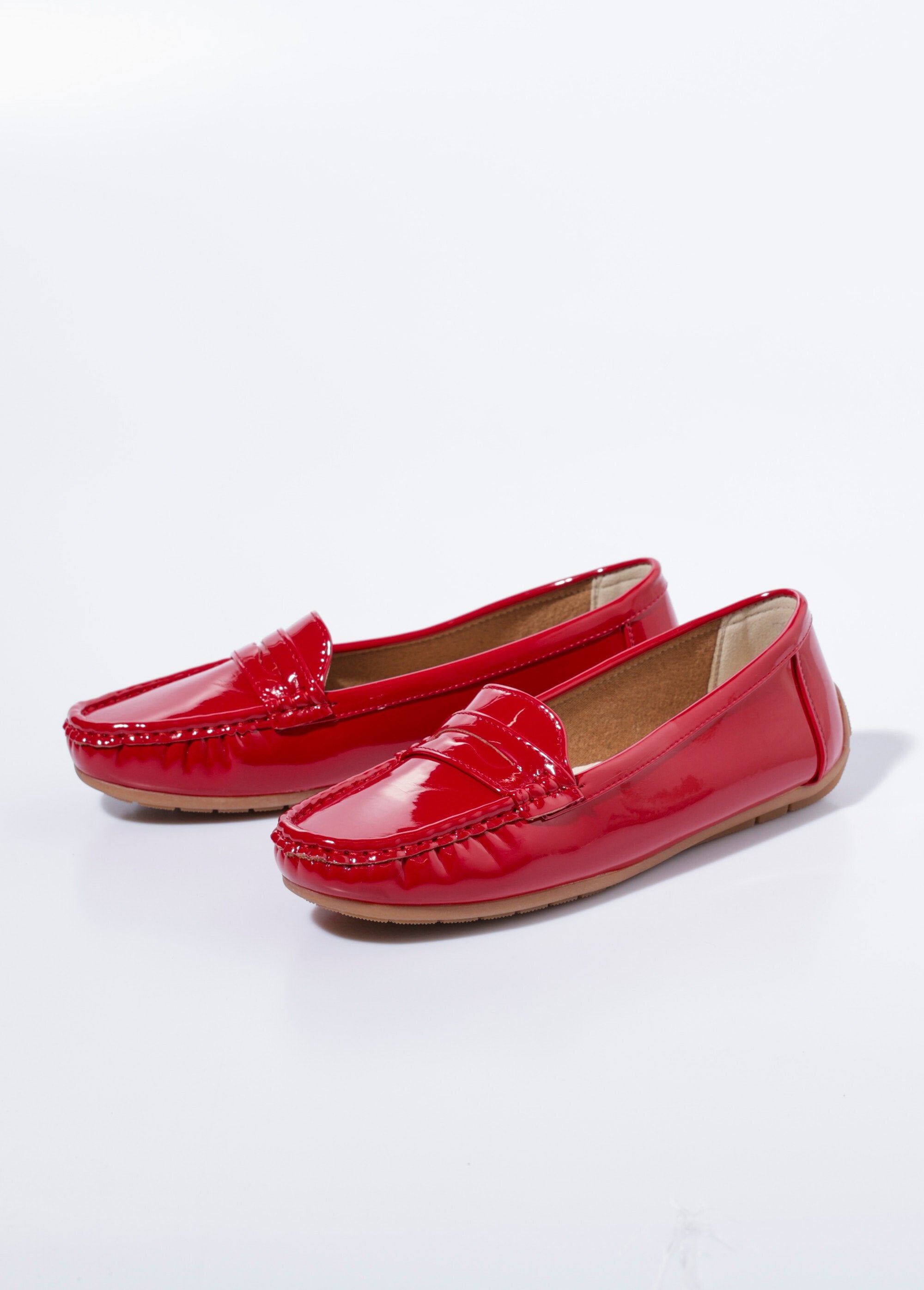 Mocasines_de_charol_con_suela_antideslizante_barniz_rojo_DE1_slim