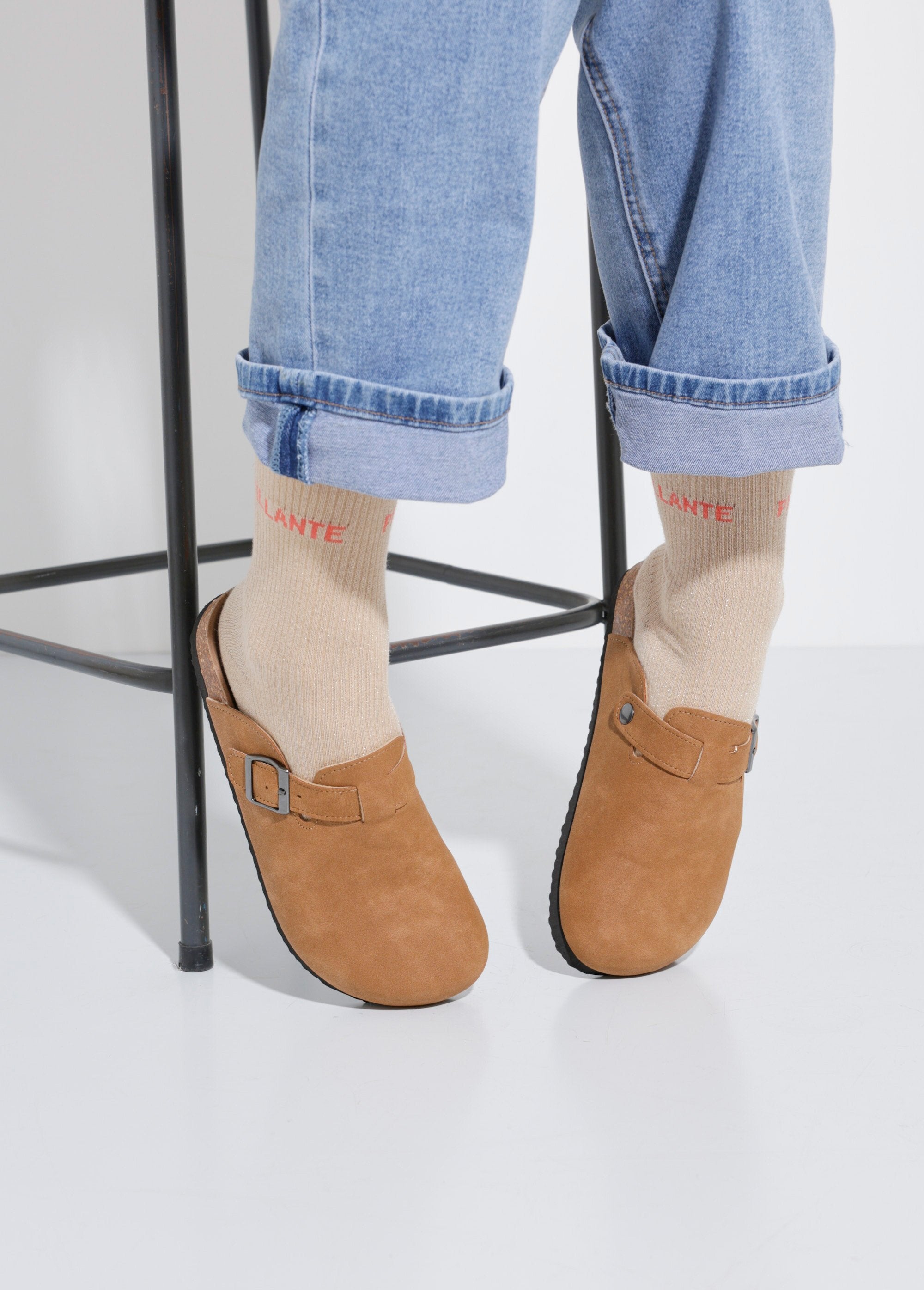 Mules_con_hebilla_y_suela_anatómica_camello_SF1_slim