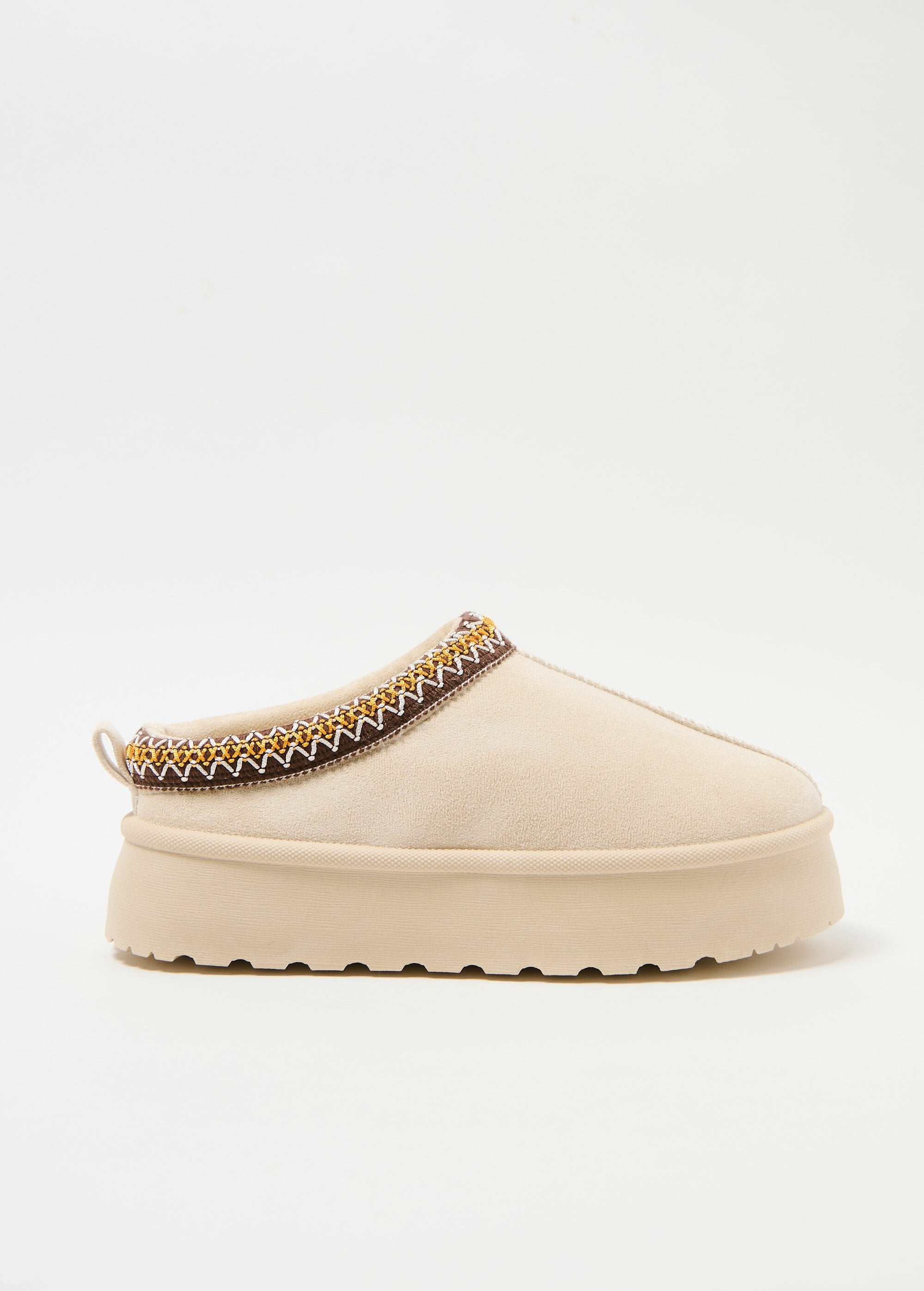 Mules_cálidos_con_cuña_estilo_zueco_Beige_DR1_slim