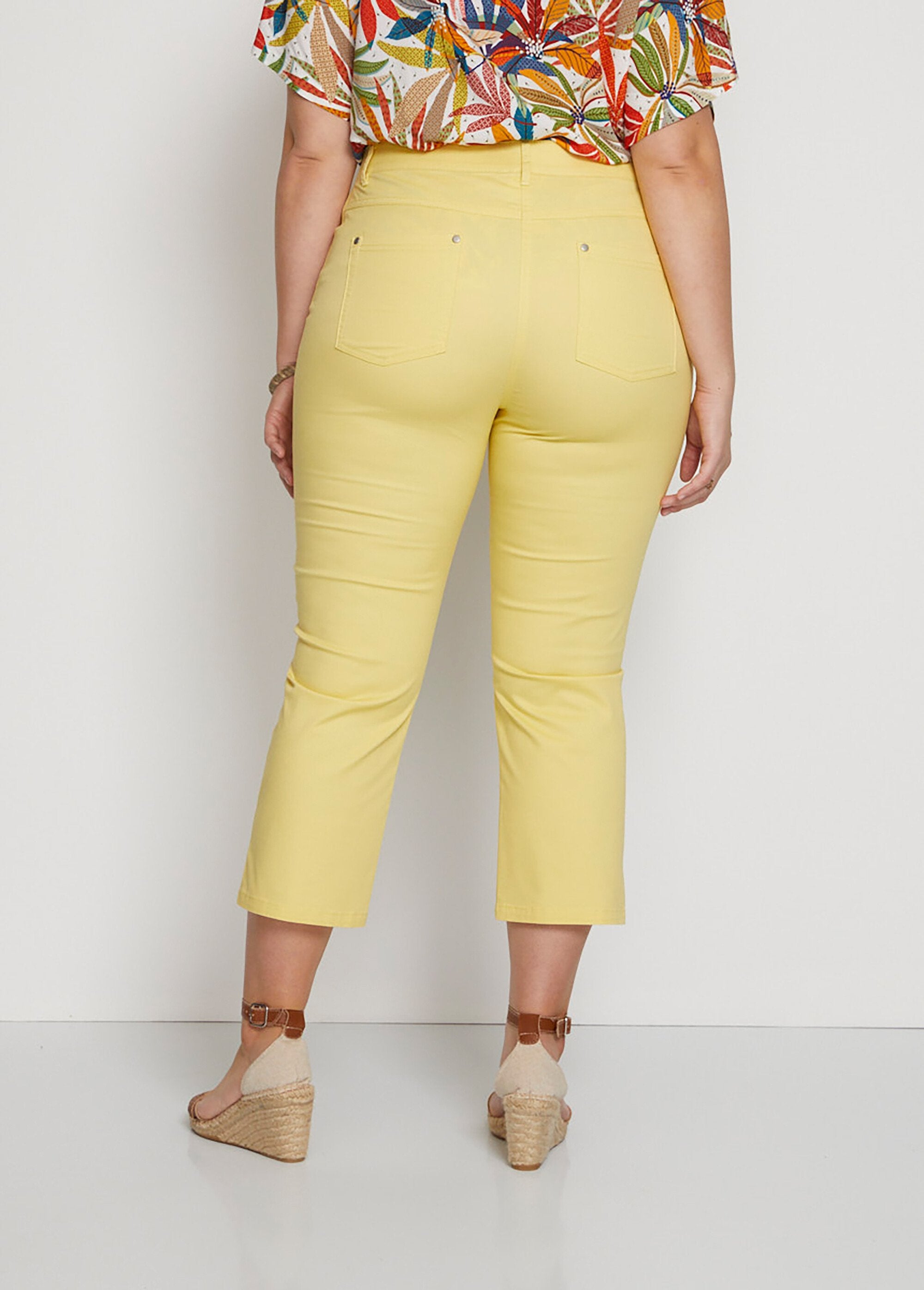 Pantalón_cropped_con_cinturón_elástico_y_5_bolsillos_AMARILLO_DO1_curvy