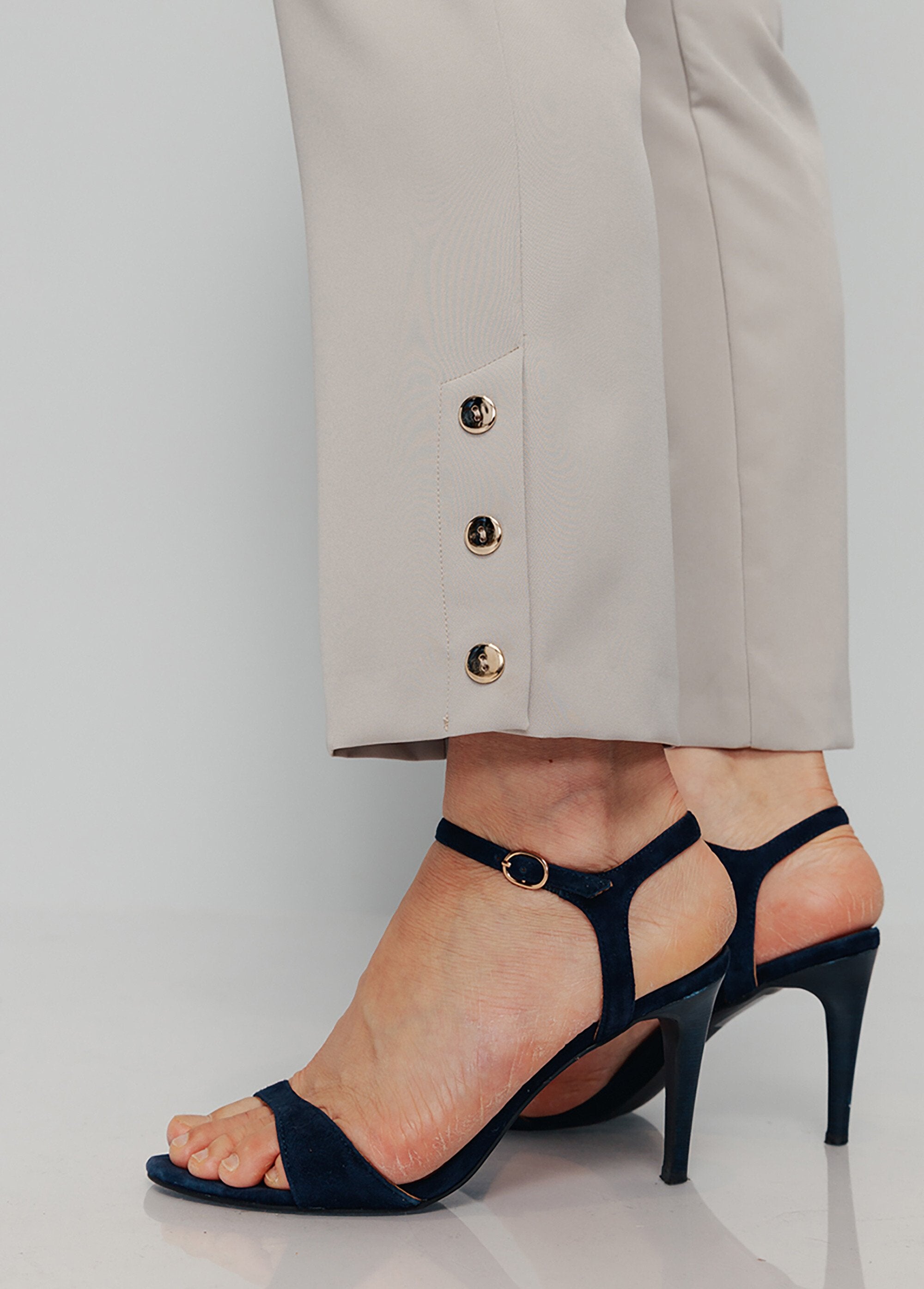 Pantalón_recto_7/8_liso_sin_arrugas_Arena_DE2_slim