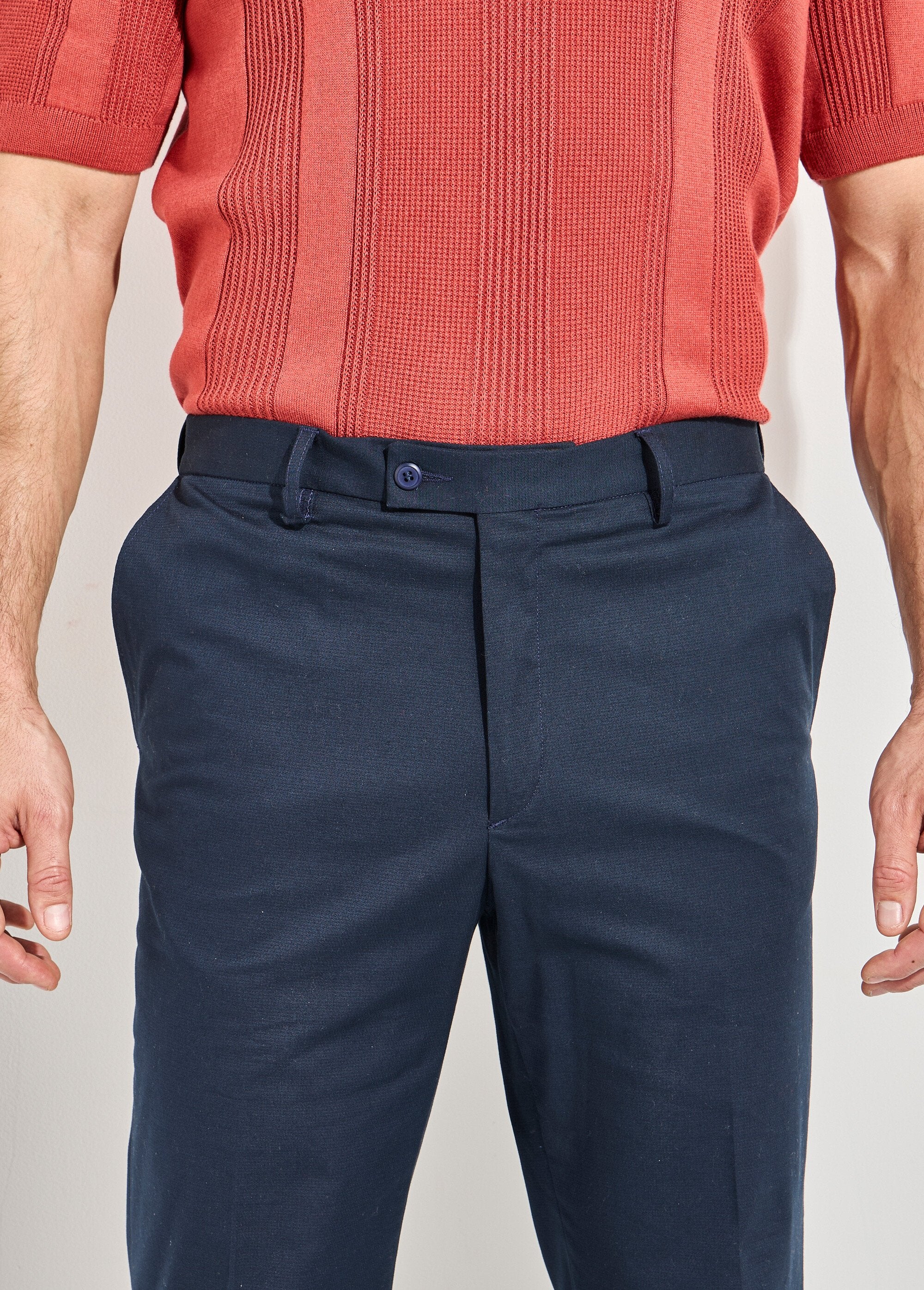 Pantalón_de_polialgodón_con_cinturón_invisible_ajustable_Marina_DE1_slim