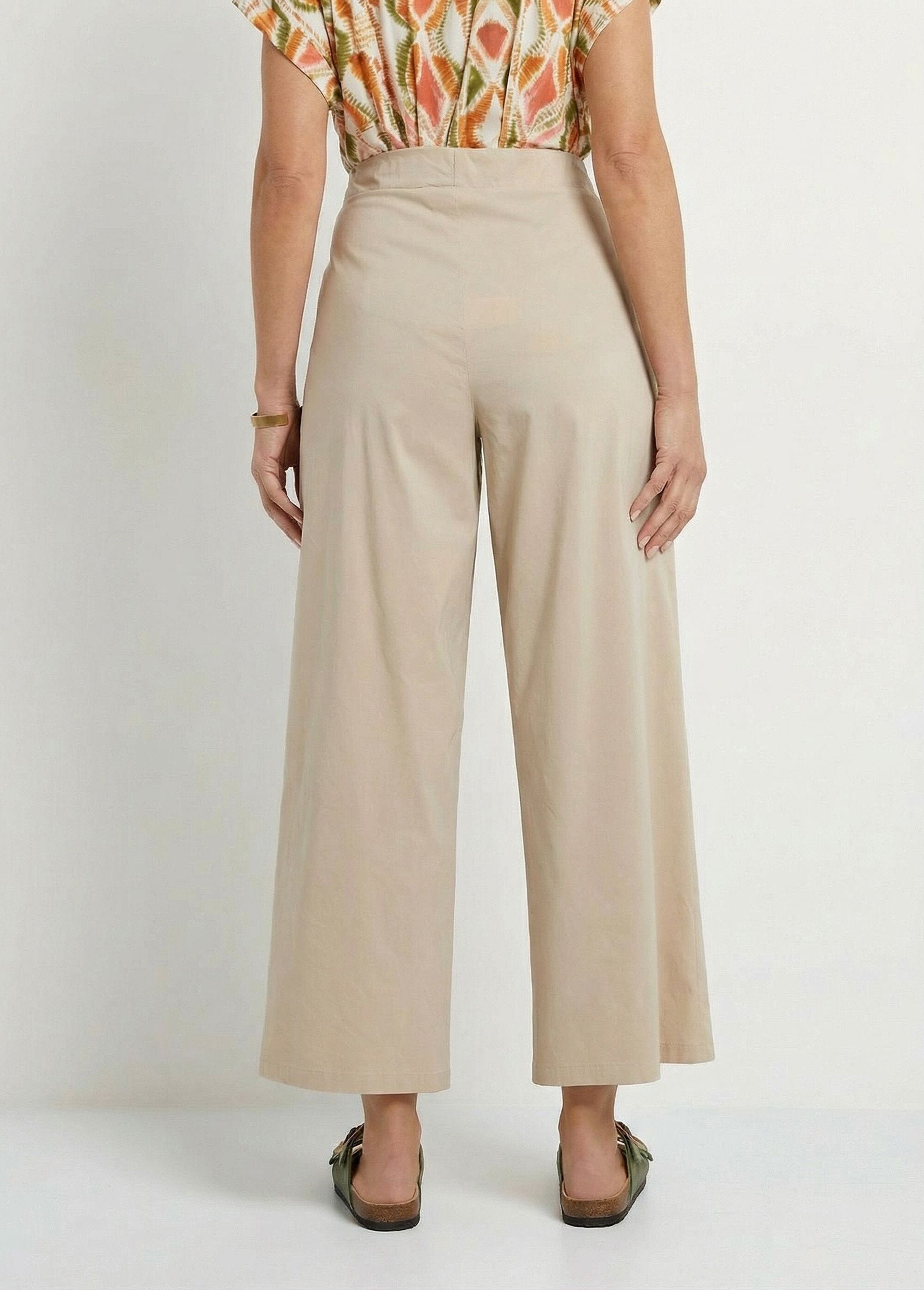 Pantalón_recto_con_pinzas_y_cinturilla_elástica._Beige_DO1_slim