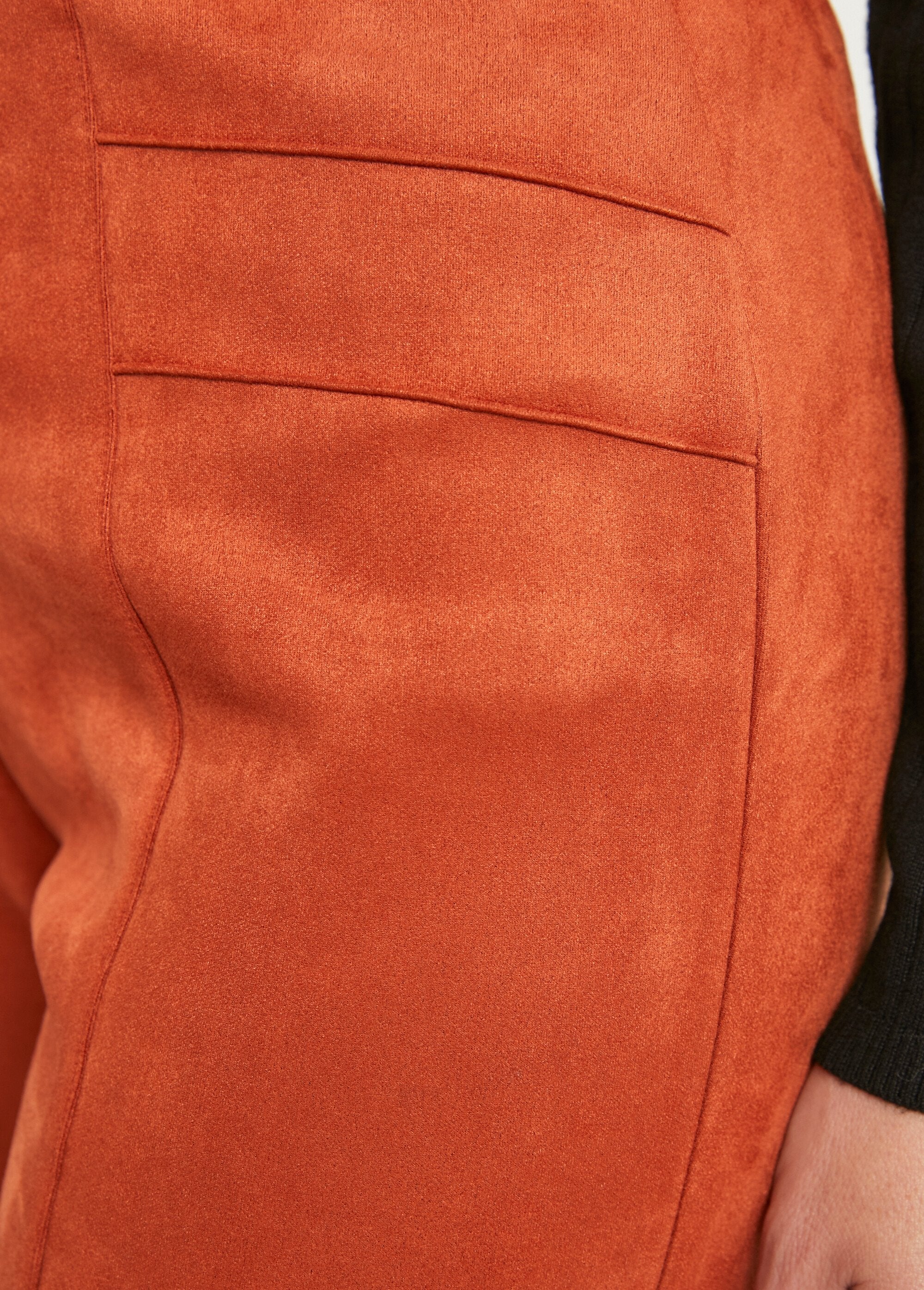 Pantalón_recto_con_cintura_elástica_en_punto_de_ante_Ladrillo_DE1_slim