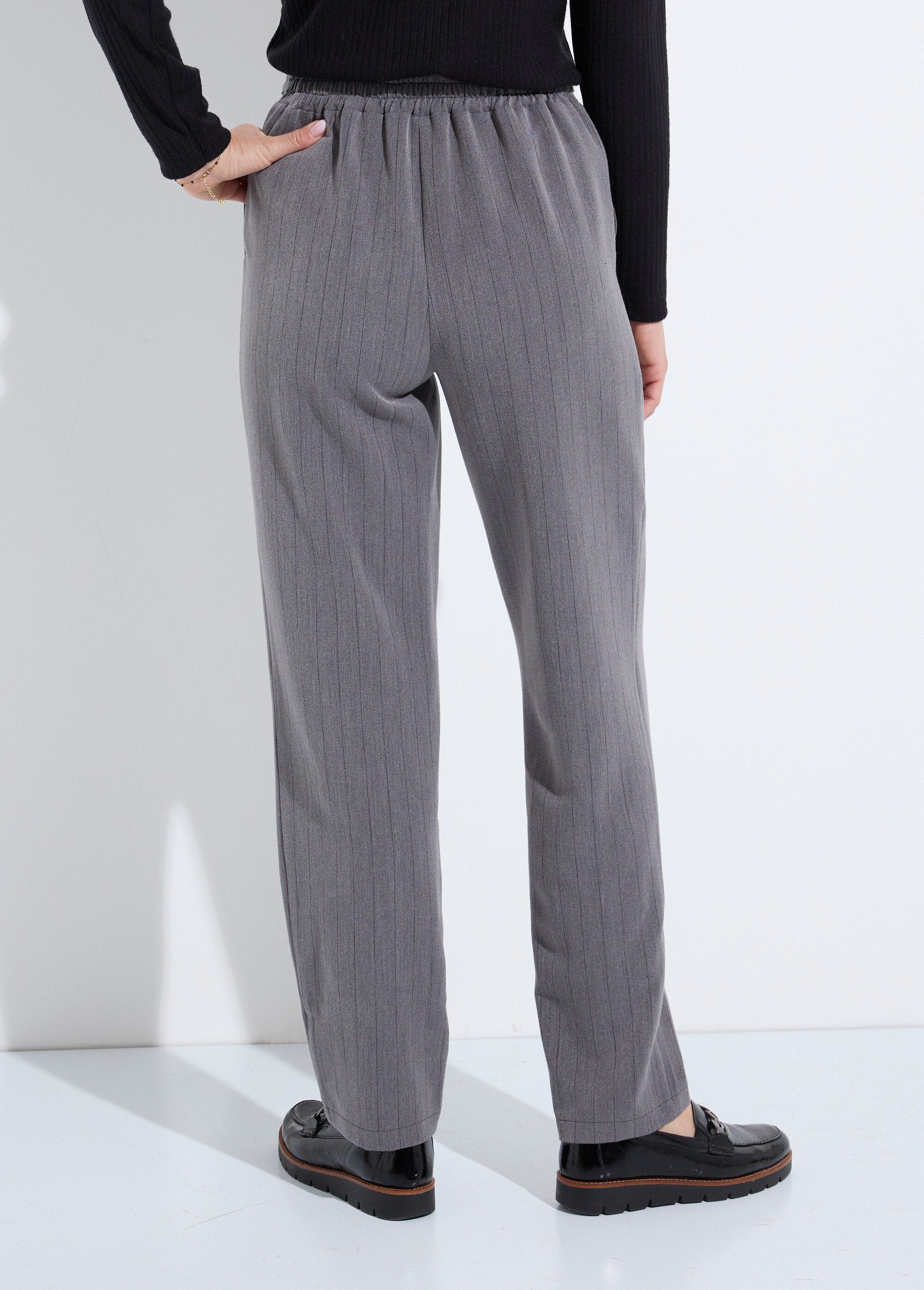 Pantalón_recto_con_cintura_elástica_3/4_gris_y_negro_DO1_slim