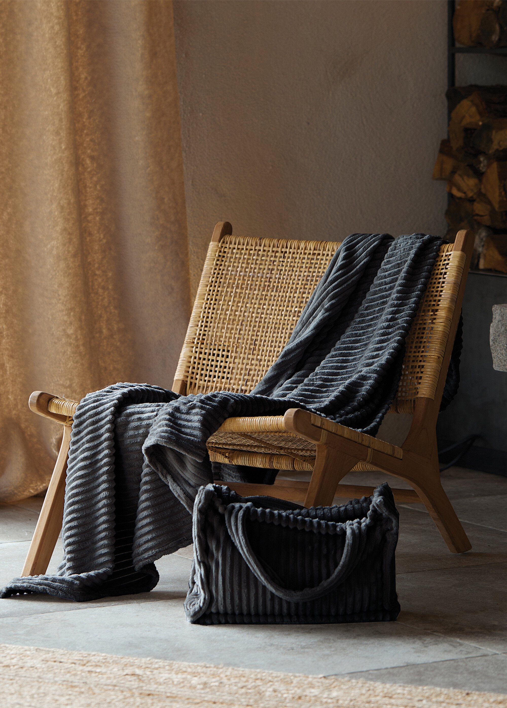 Manta_con_efecto_acanalado_y_tacto_suave_Antracita_SF1_slim