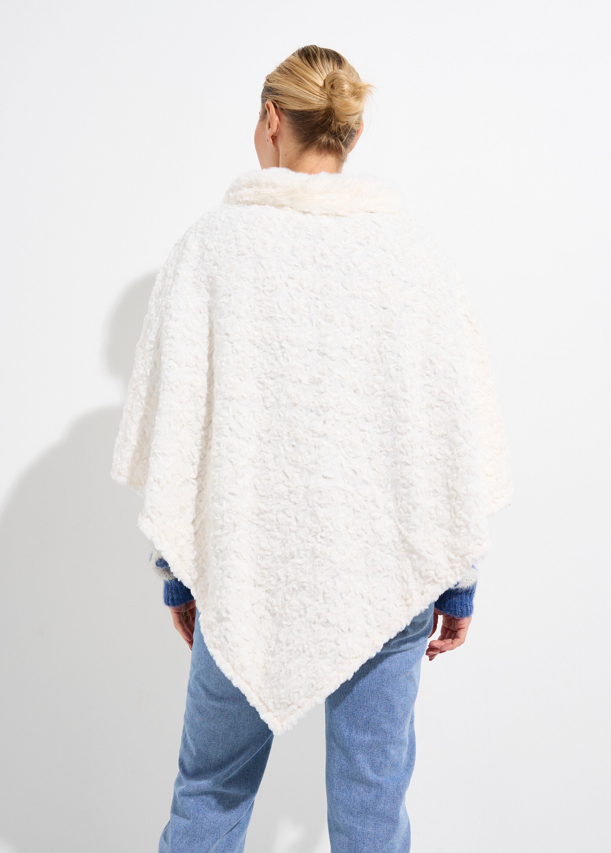 Poncho_de_cuello_alto_de_polar_estilo_sherpa_Crudo_DO1_slim