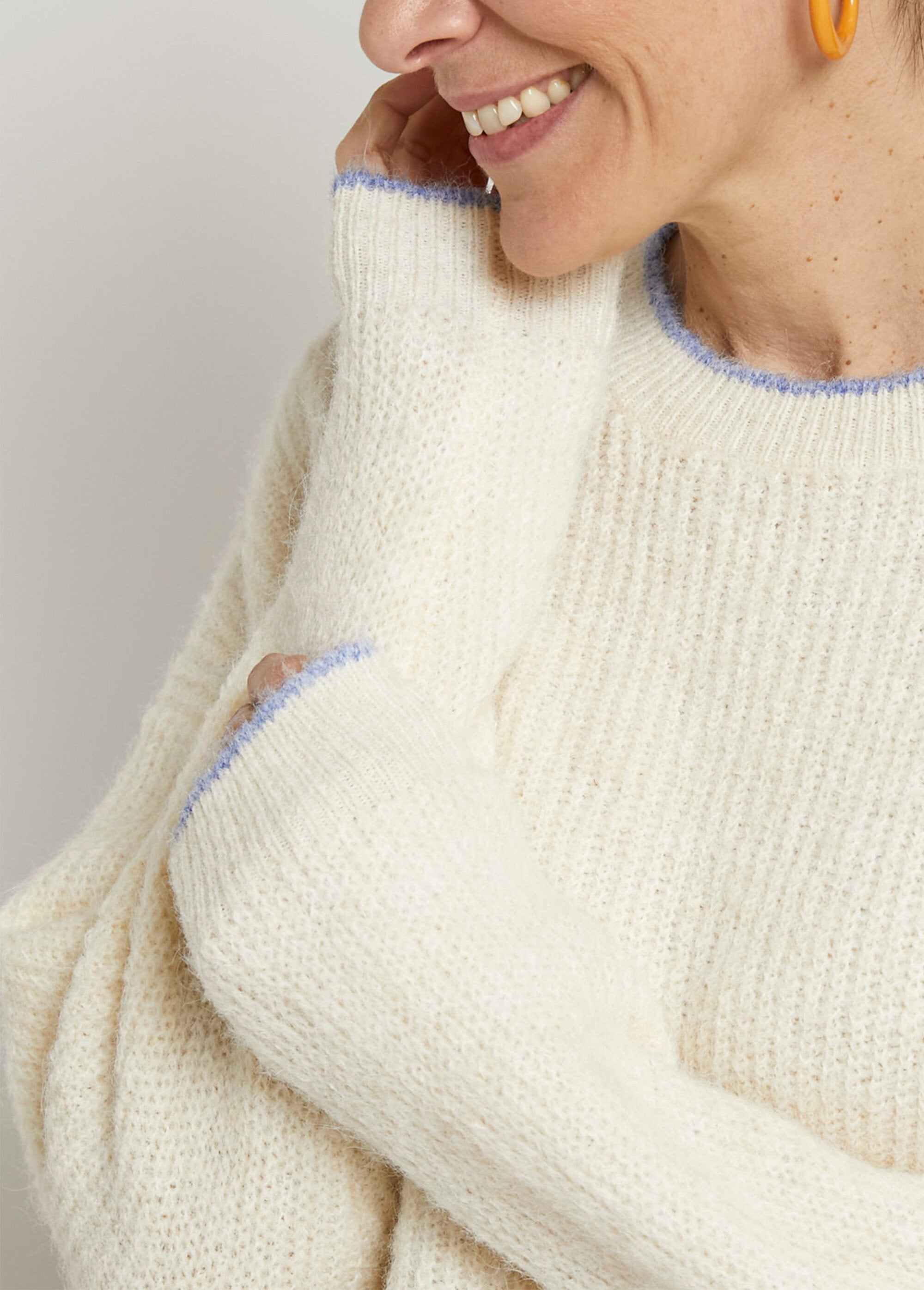 Suéter_cálido_con_parche_de_mensaje_de_lana._Crudo_DE1_slim