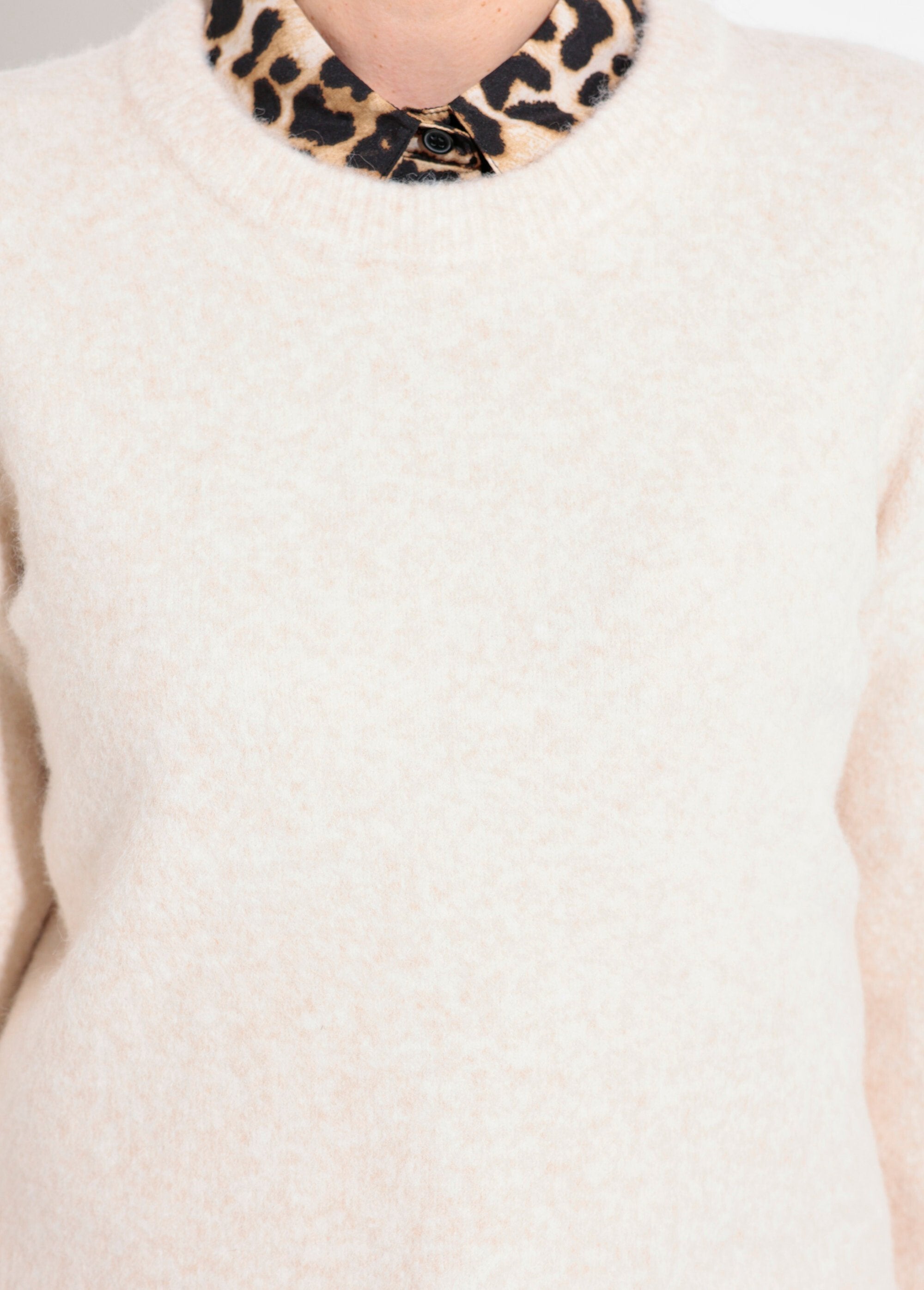 Suéter_cálido_y_esponjoso_de_lana_con_cuello_redondo_Beige_DE1_slim