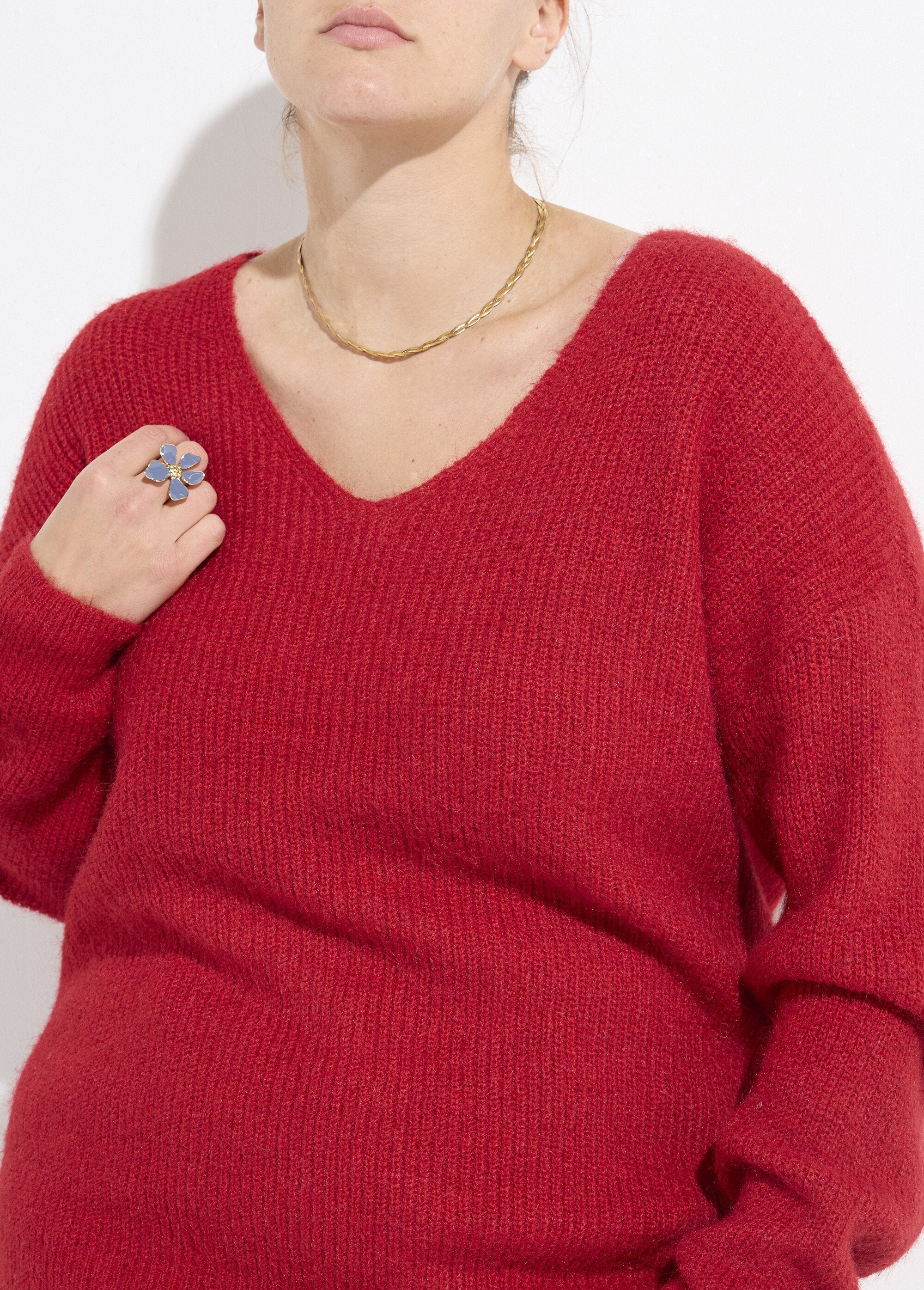 Suéter_de_cuello_en_V_en_punto_esponjoso_con_lana._Rojo_DE1_curvy