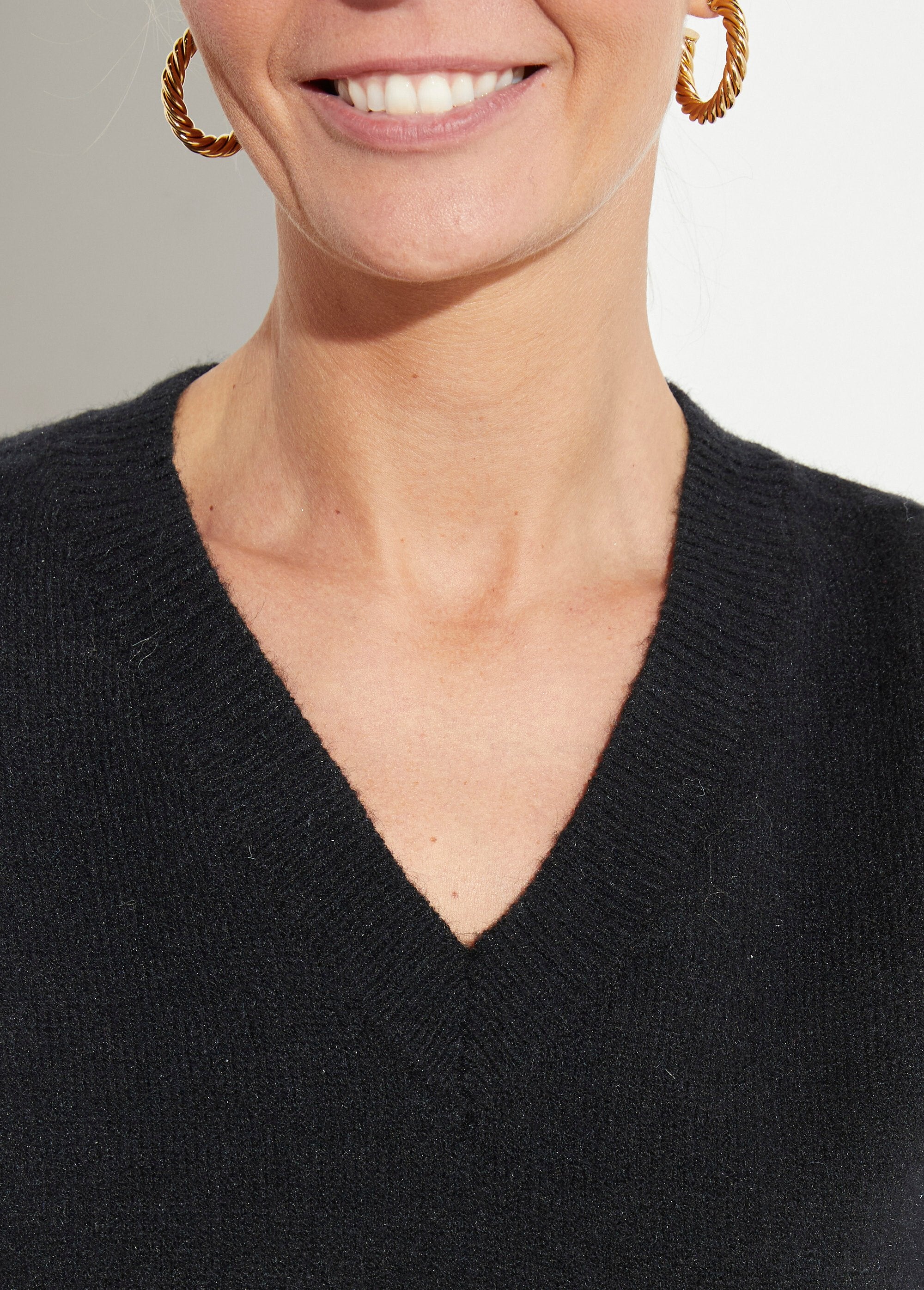 Suéter_de_punto_con_cuello_en_V_y_mangas_de_encaje_Negro_DE1_slim