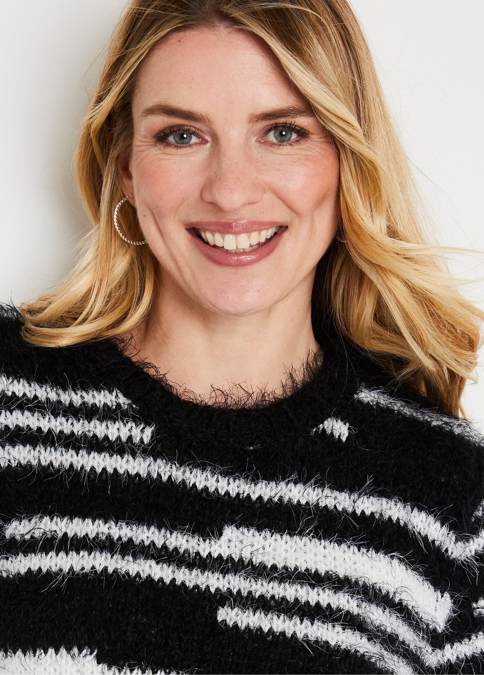 Jersey_de_punto_suave_efecto_pelo_Negro_y_crudo_DE1_slim