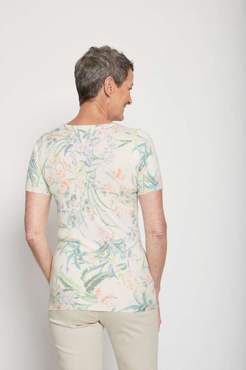 Jersey_de_manga_corta_con_estampado_floral_beige_y_verde_DO1_slim
