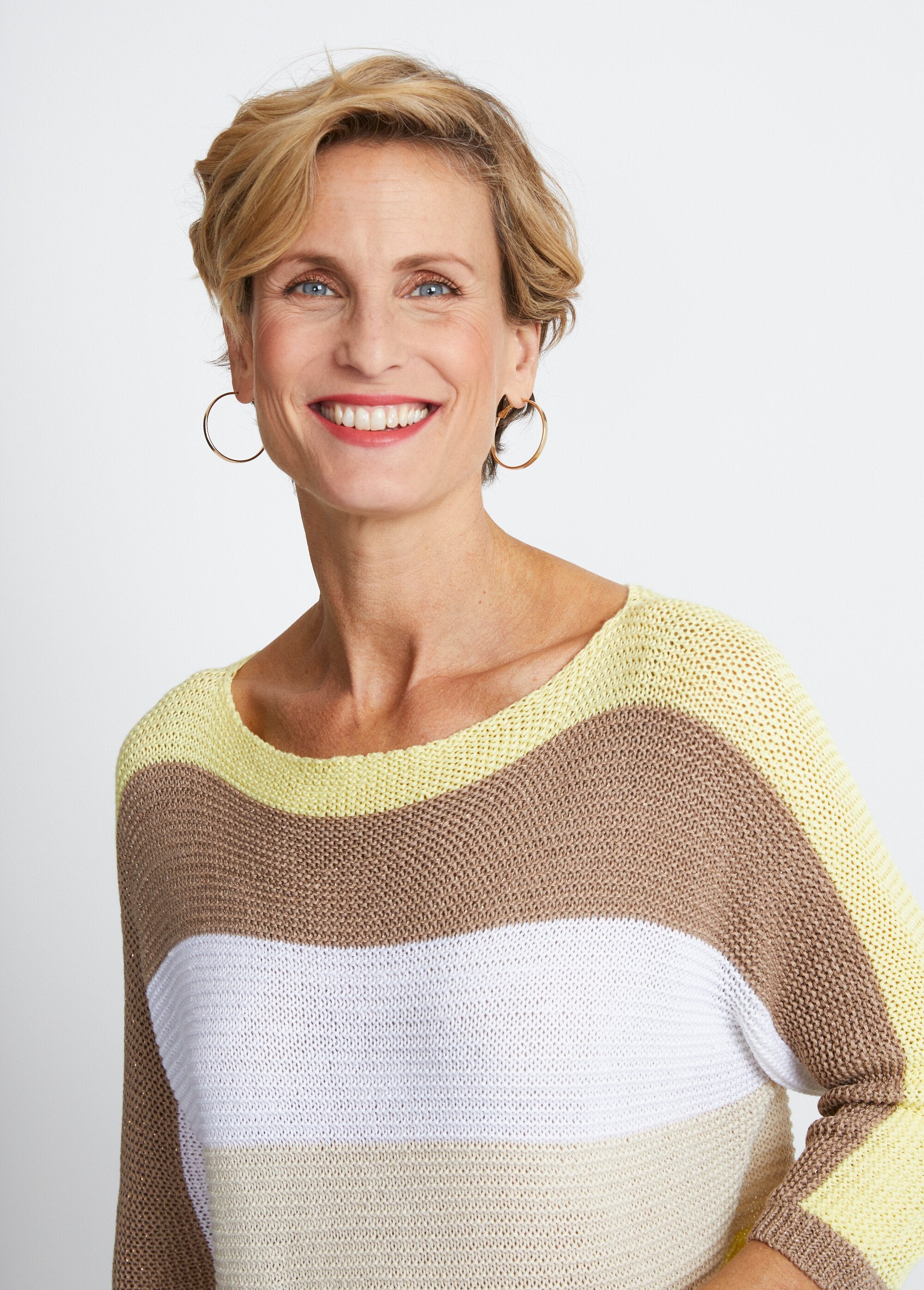 Suéter_de_punto_musgo_con_mangas_3/4_a_rayas_Amarillo_y_dorado_DE1_slim